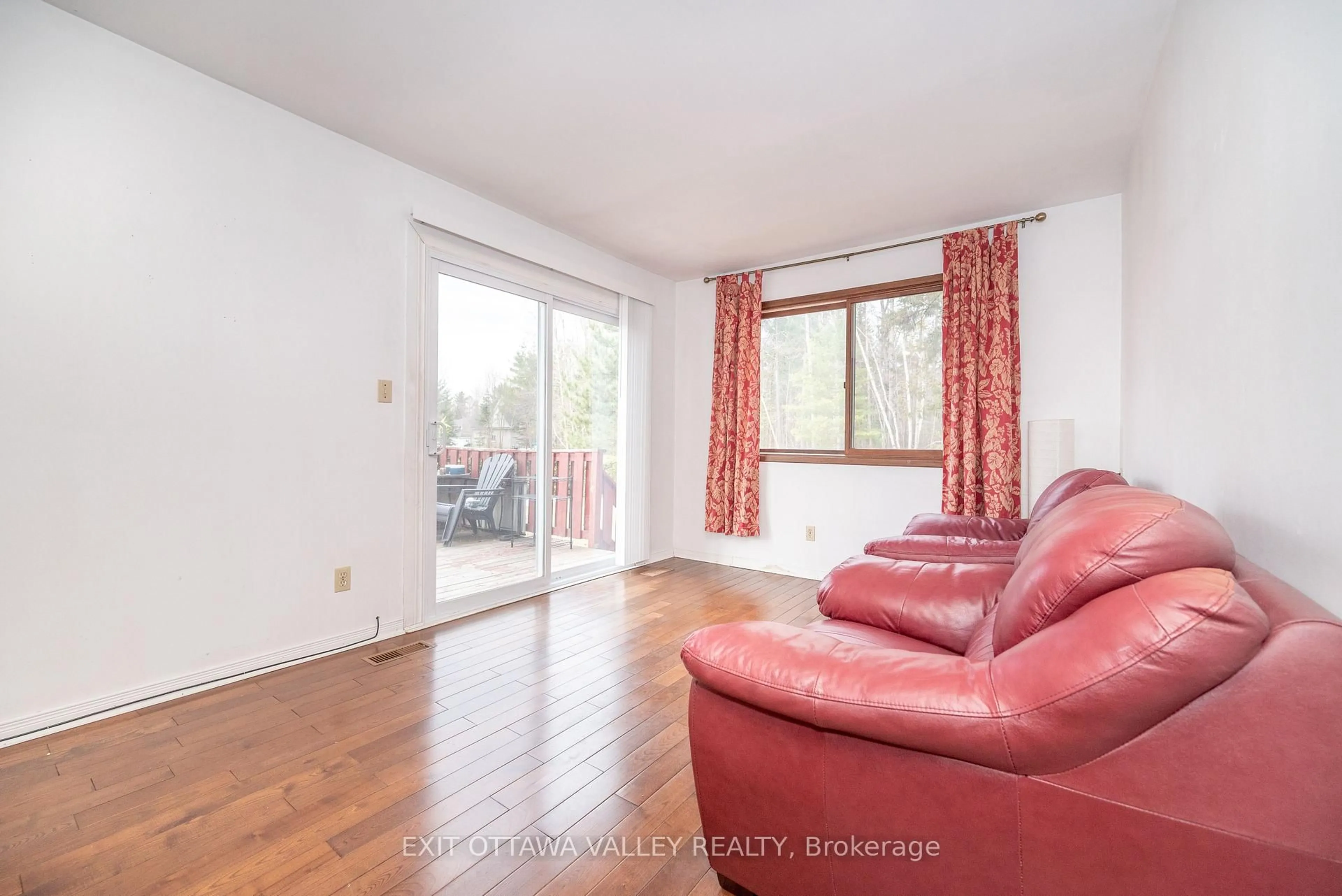 Living room with furniture, wood/laminate floor for 136 Frontenac Cres, Deep River Ontario K0J 1P0
