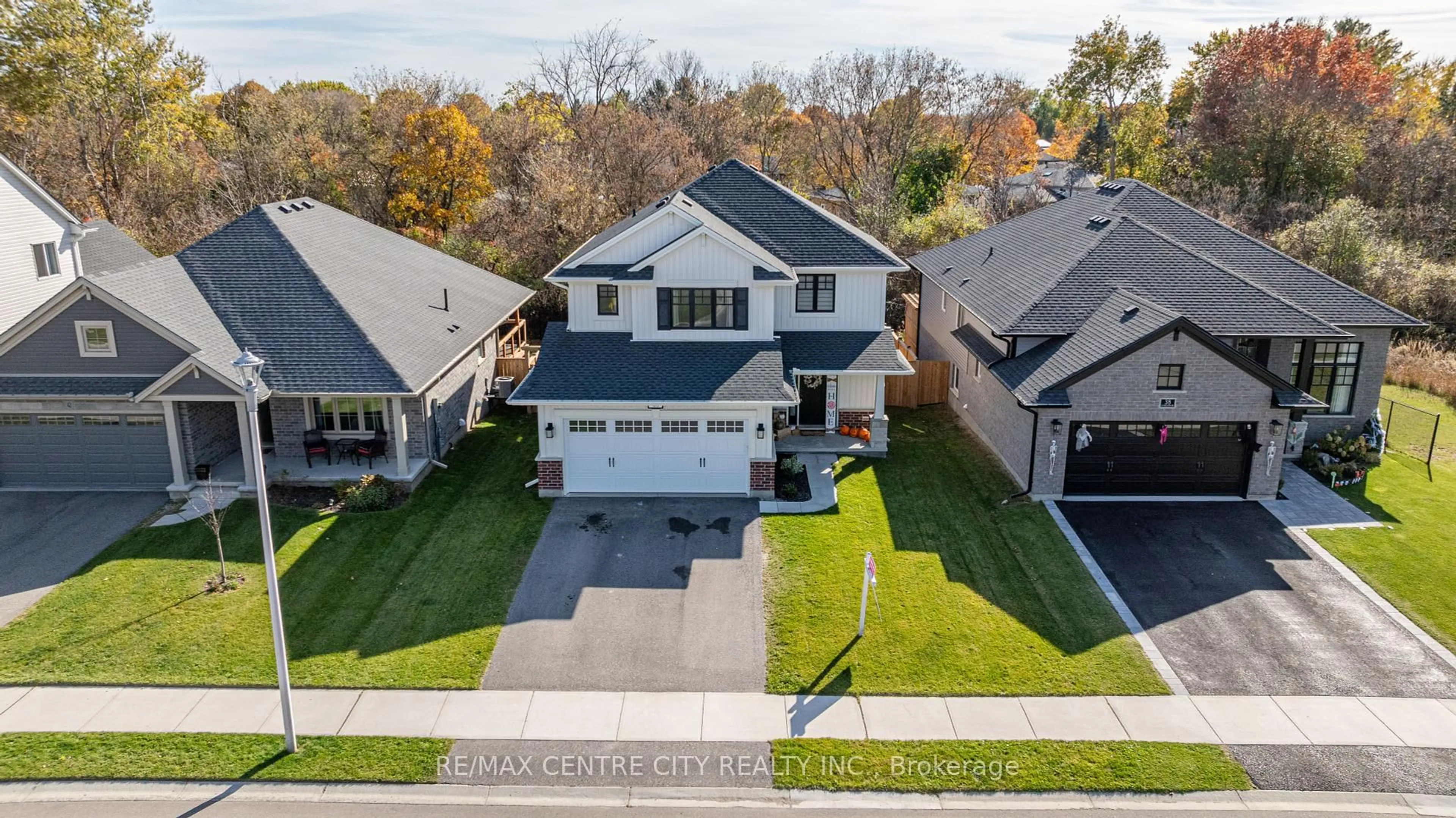 A pic from outside/outdoor area/front of a property/back of a property/a pic from drone, street for 40 Livingstone Dr, Tillsonburg Ontario N4G 0J3