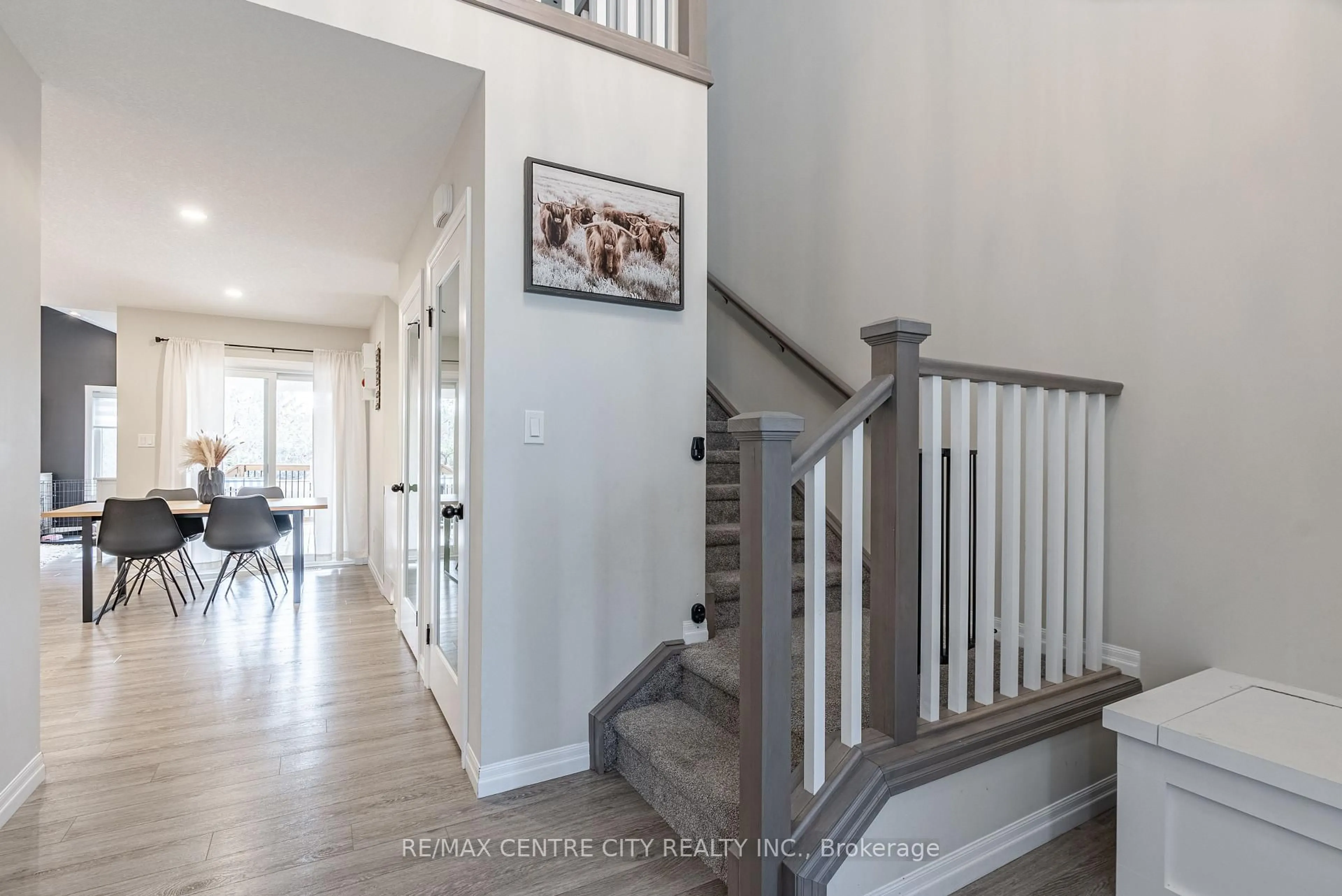 Indoor entryway for 40 Livingstone Dr, Tillsonburg Ontario N4G 0J3