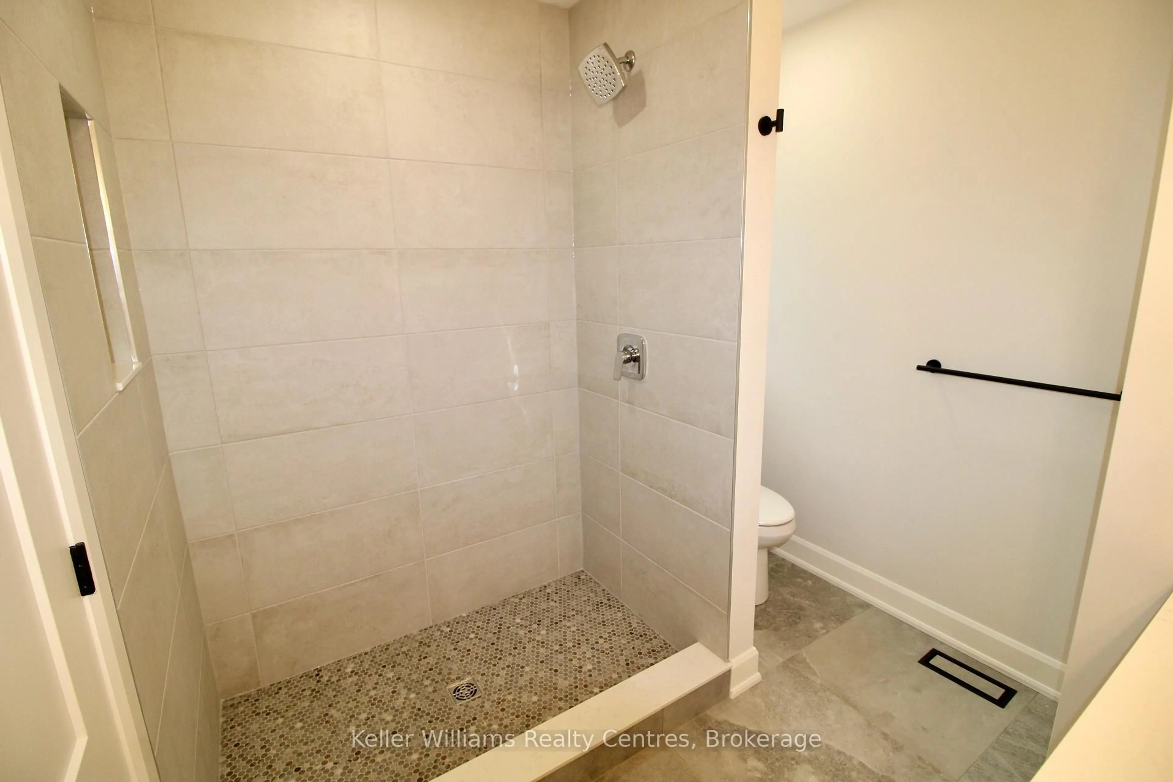 Standard bathroom, ceramic/tile floor for 829 22ND Avenue A,, Hanover Ontario N4N 0C5