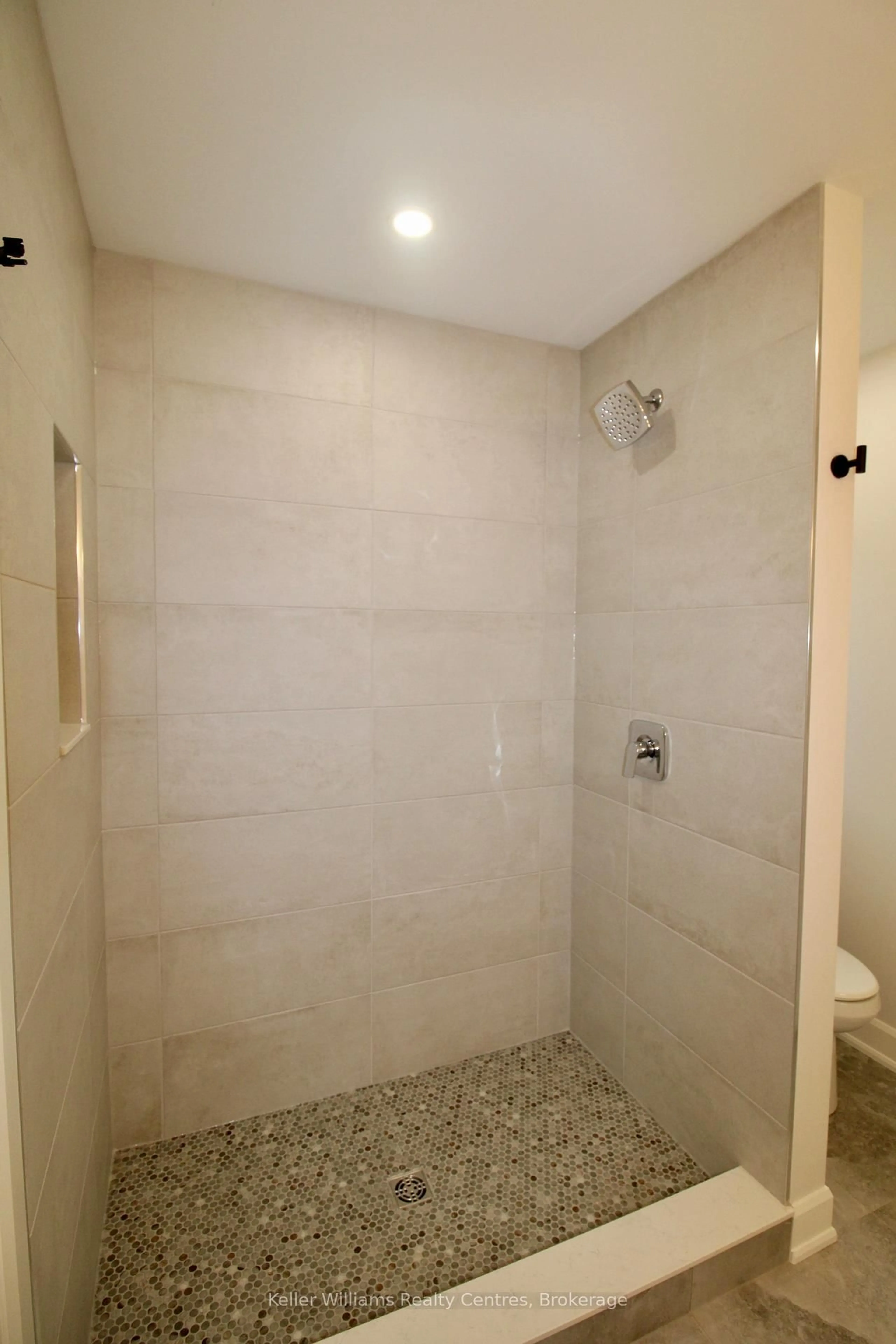 Standard bathroom, ceramic/tile floor for 829 22ND Avenue A,, Hanover Ontario N4N 0C5