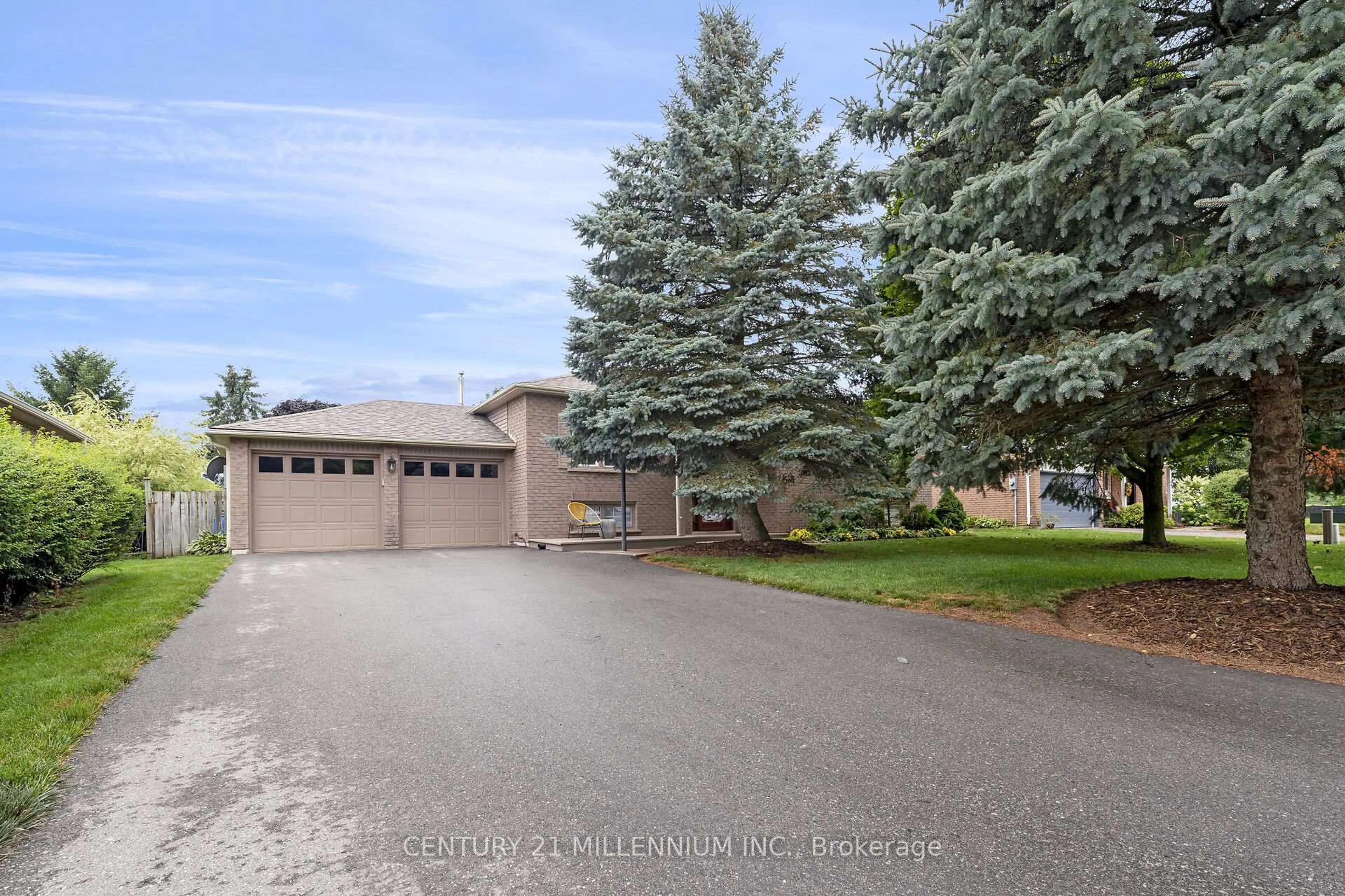 A pic from outside/outdoor area/front of a property/back of a property/a pic from drone, street for 38 Erinlea Cres, Erin Ontario N0B 1T0