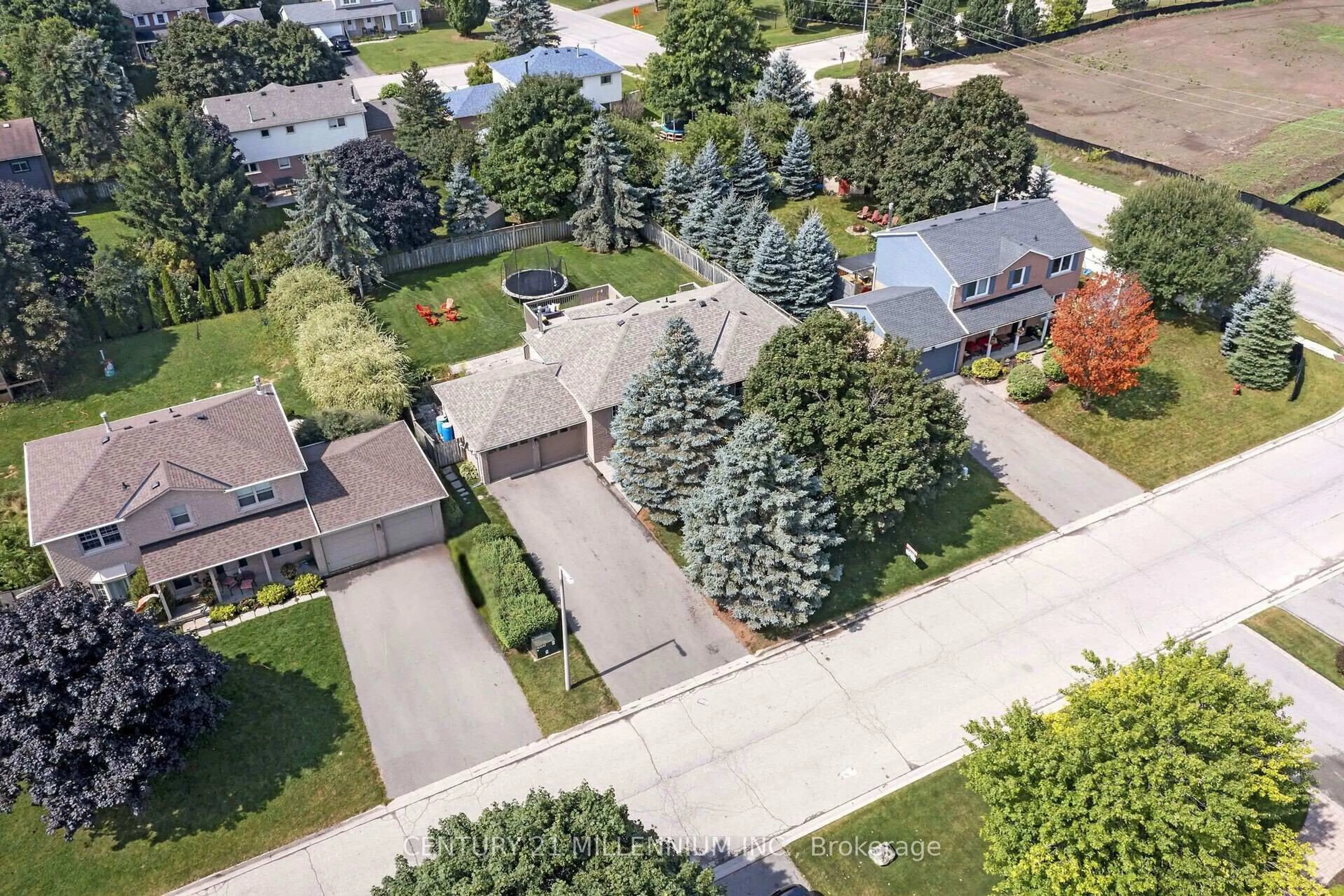 A pic from outside/outdoor area/front of a property/back of a property/a pic from drone, street for 38 Erinlea Cres, Erin Ontario N0B 1T0