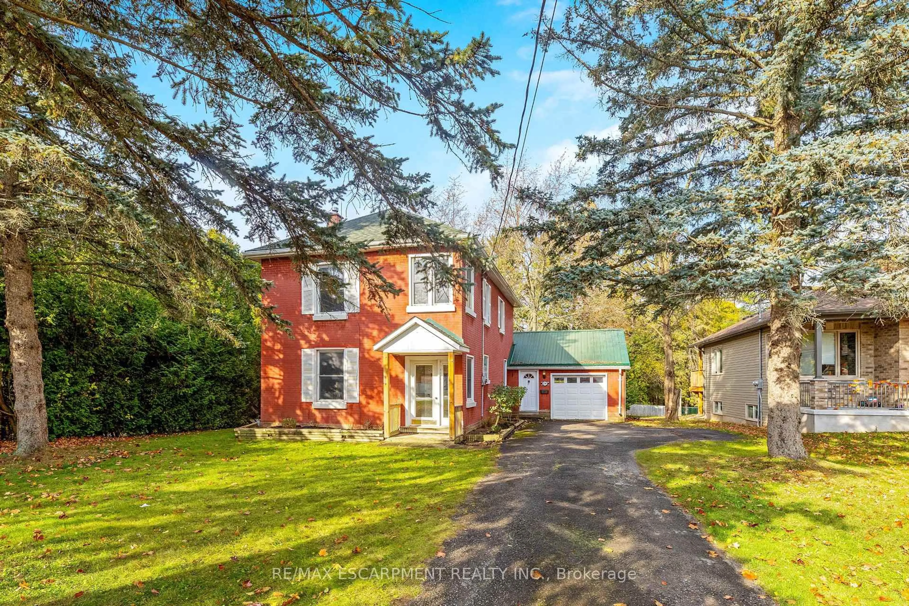 A pic from outside/outdoor area/front of a property/back of a property/a pic from drone, street for 274 Alma St, Guelph/Eramosa Ontario N0B 2K0