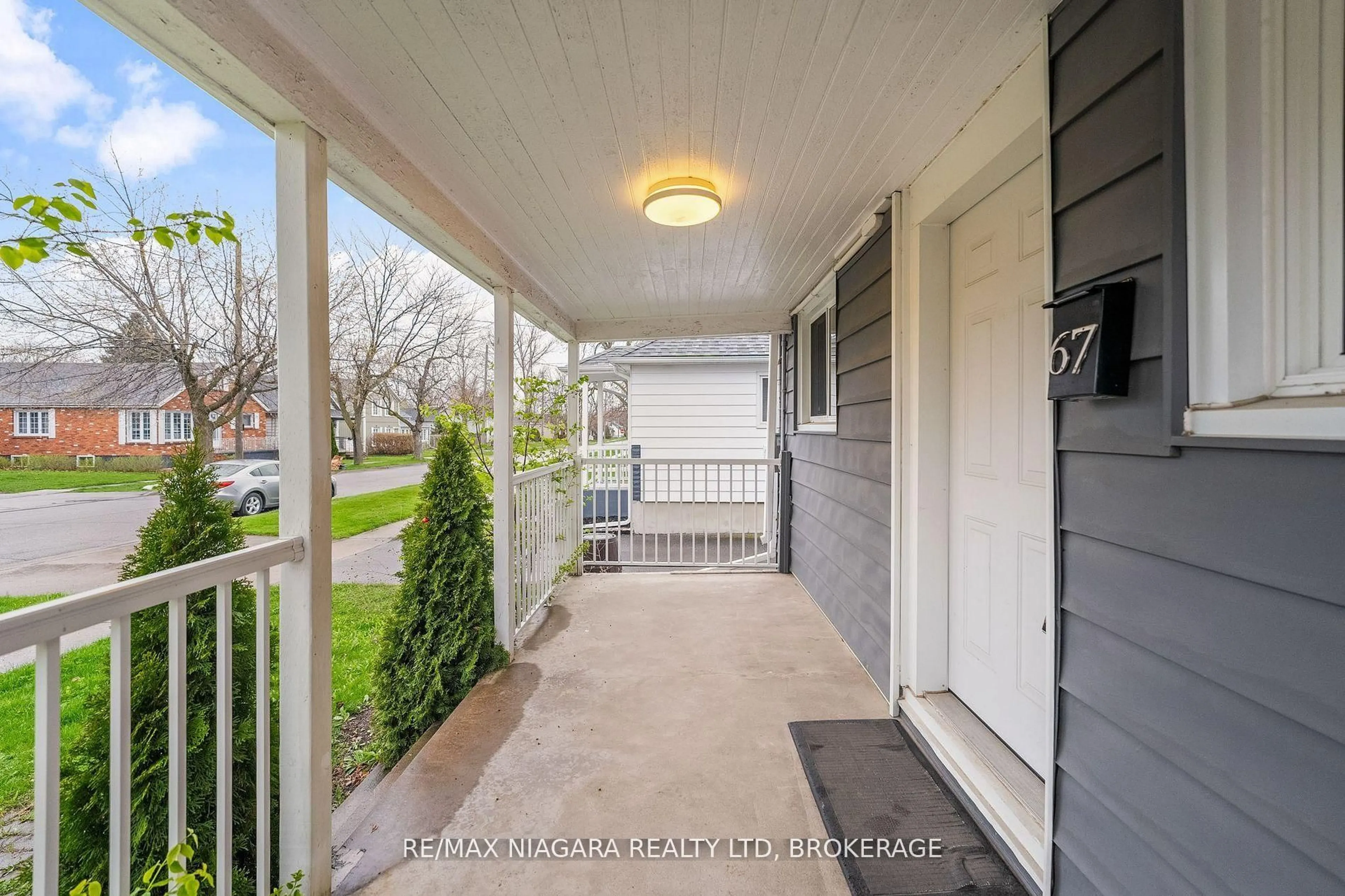 Indoor entryway for 67 West St, Thorold Ontario L2V 2S4