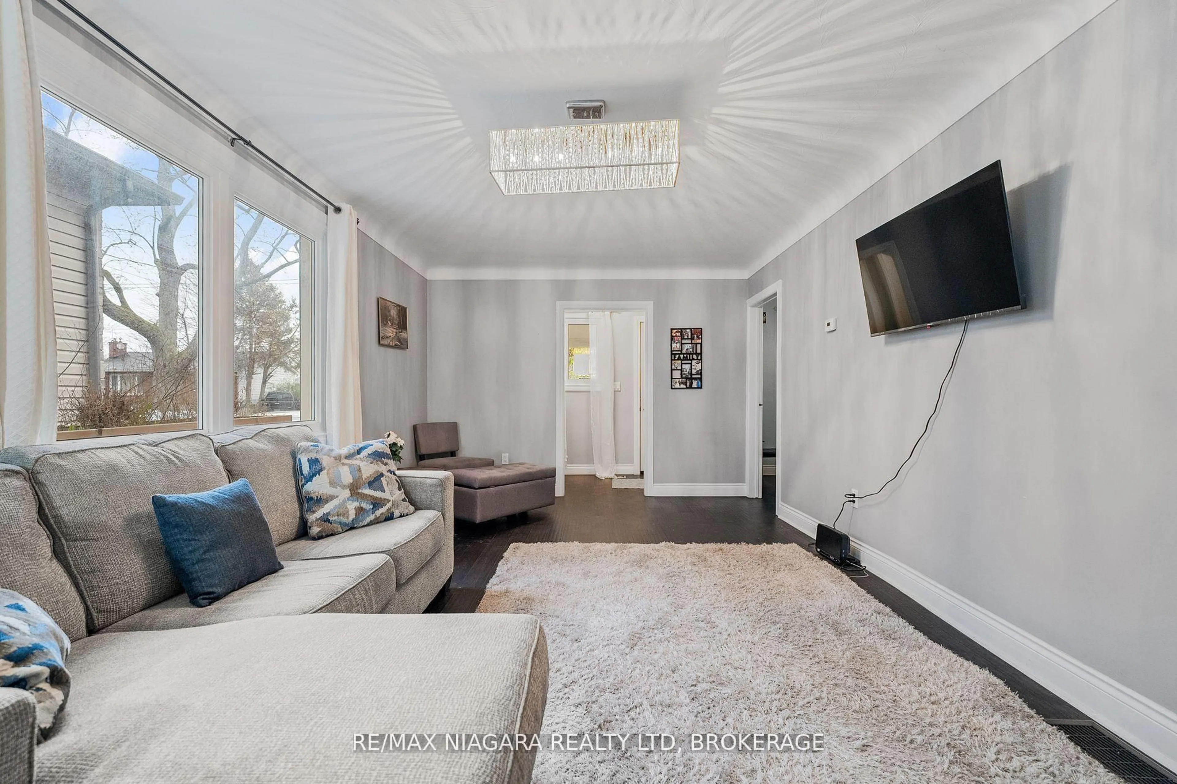 Living room with furniture, unknown for 67 West St, Thorold Ontario L2V 2S4