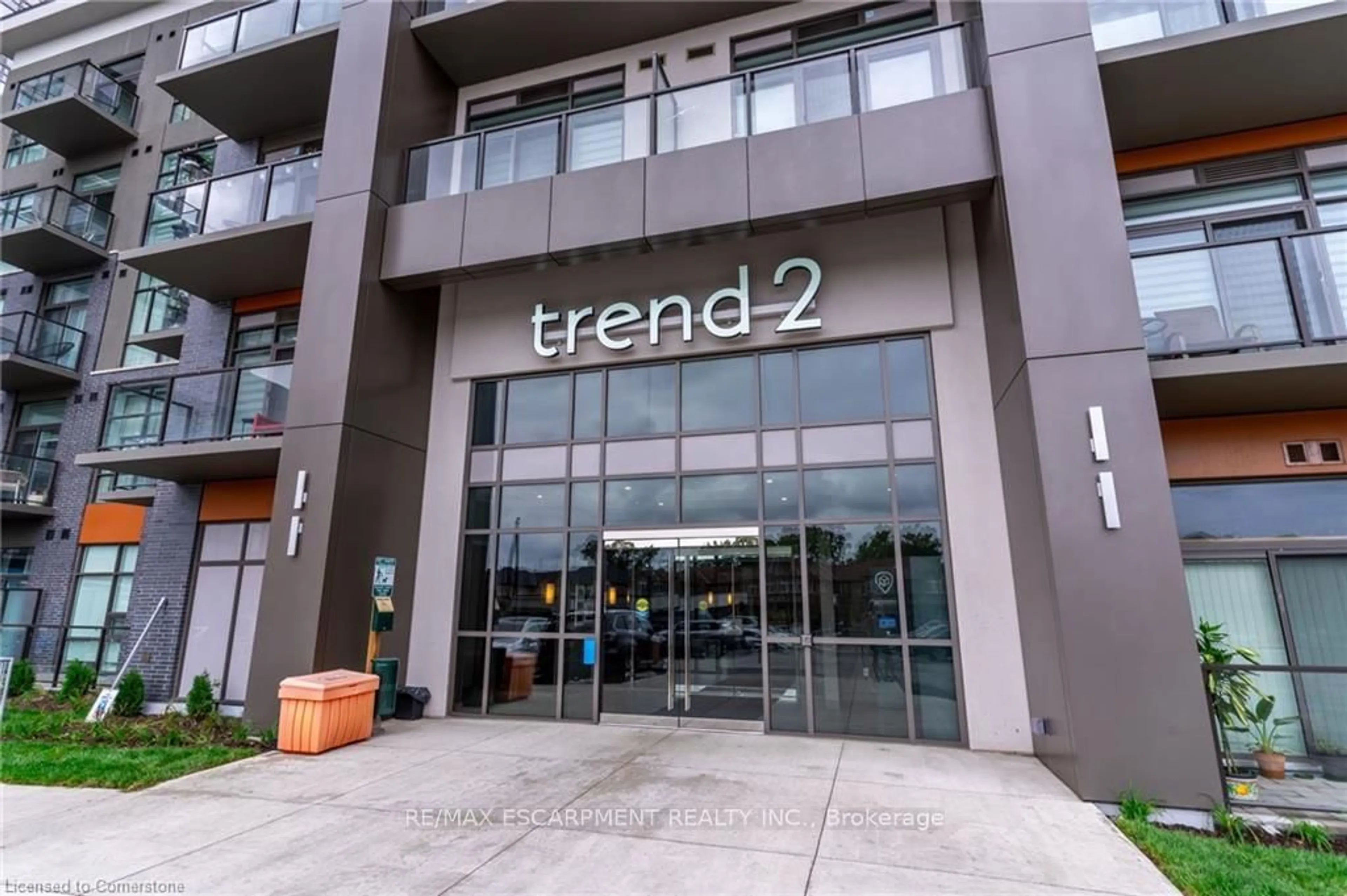 Indoor foyer for 460 Dundas St #122, Hamilton Ontario L8B 2A5