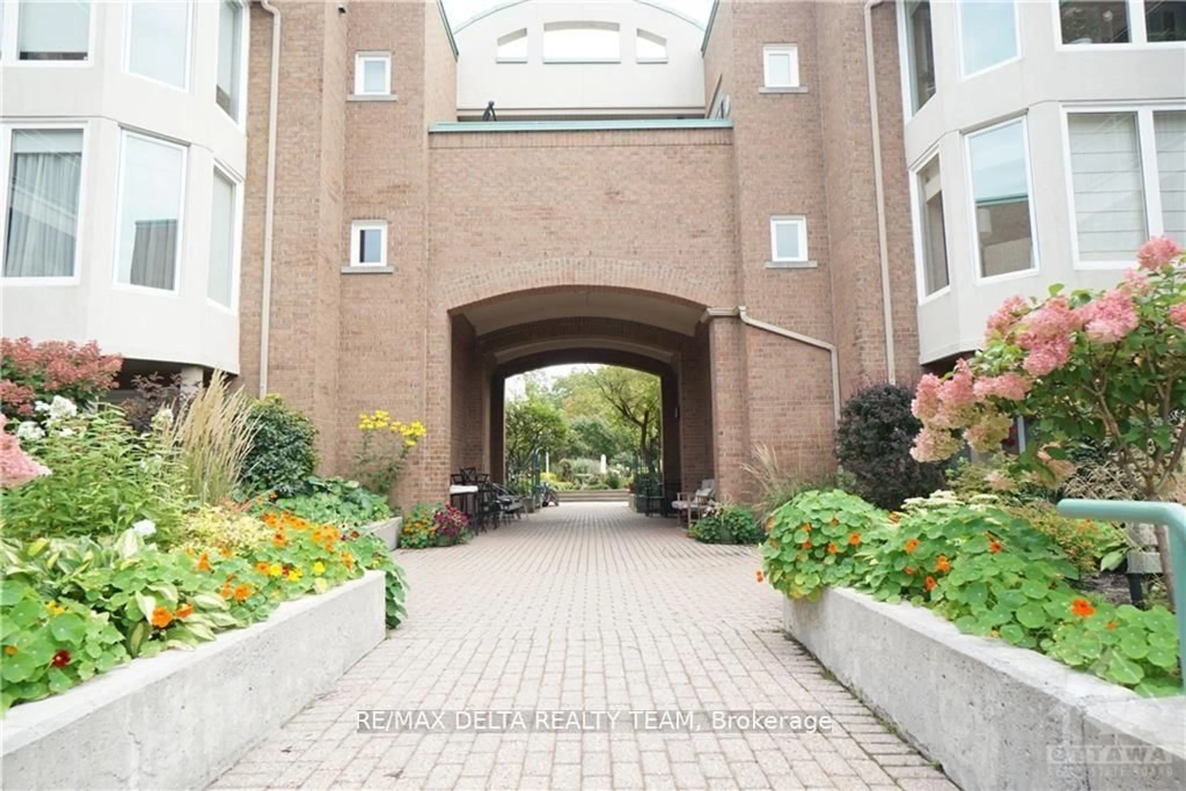 Indoor foyer for 62 Donald St #302A, Ottawa Ontario K1K 1N2