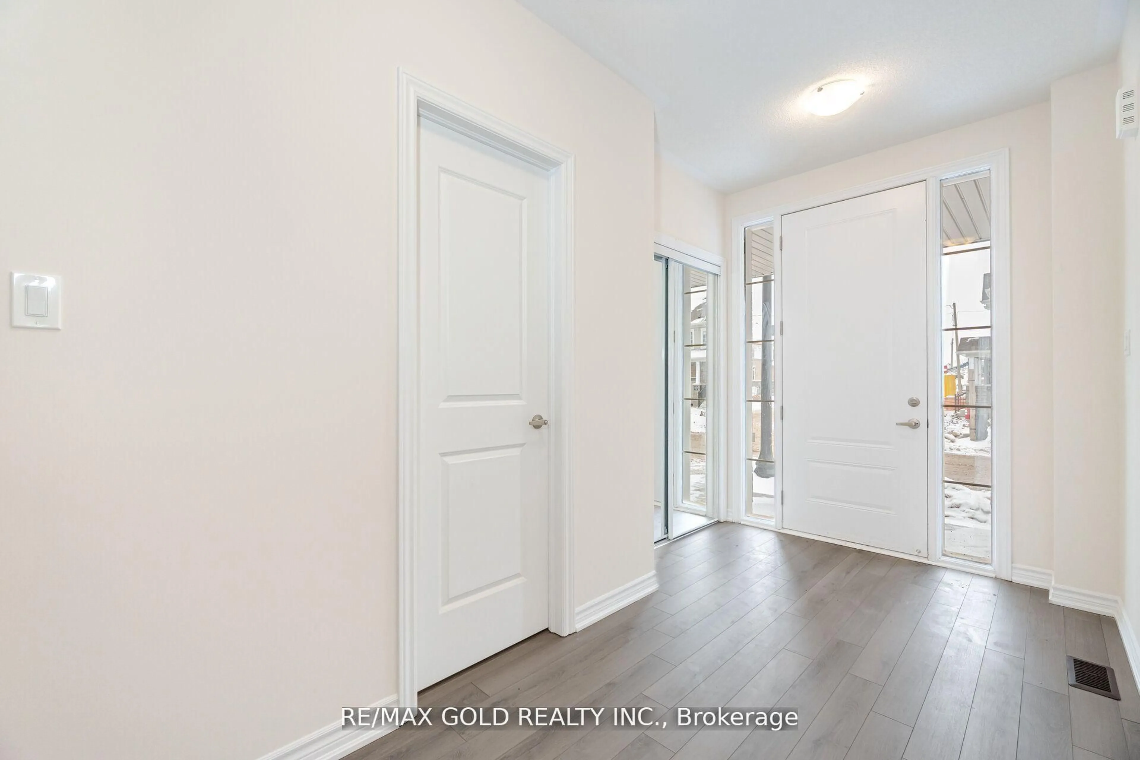 Indoor entryway for 109 Molozzi St, Erin Ontario N0B 1T0