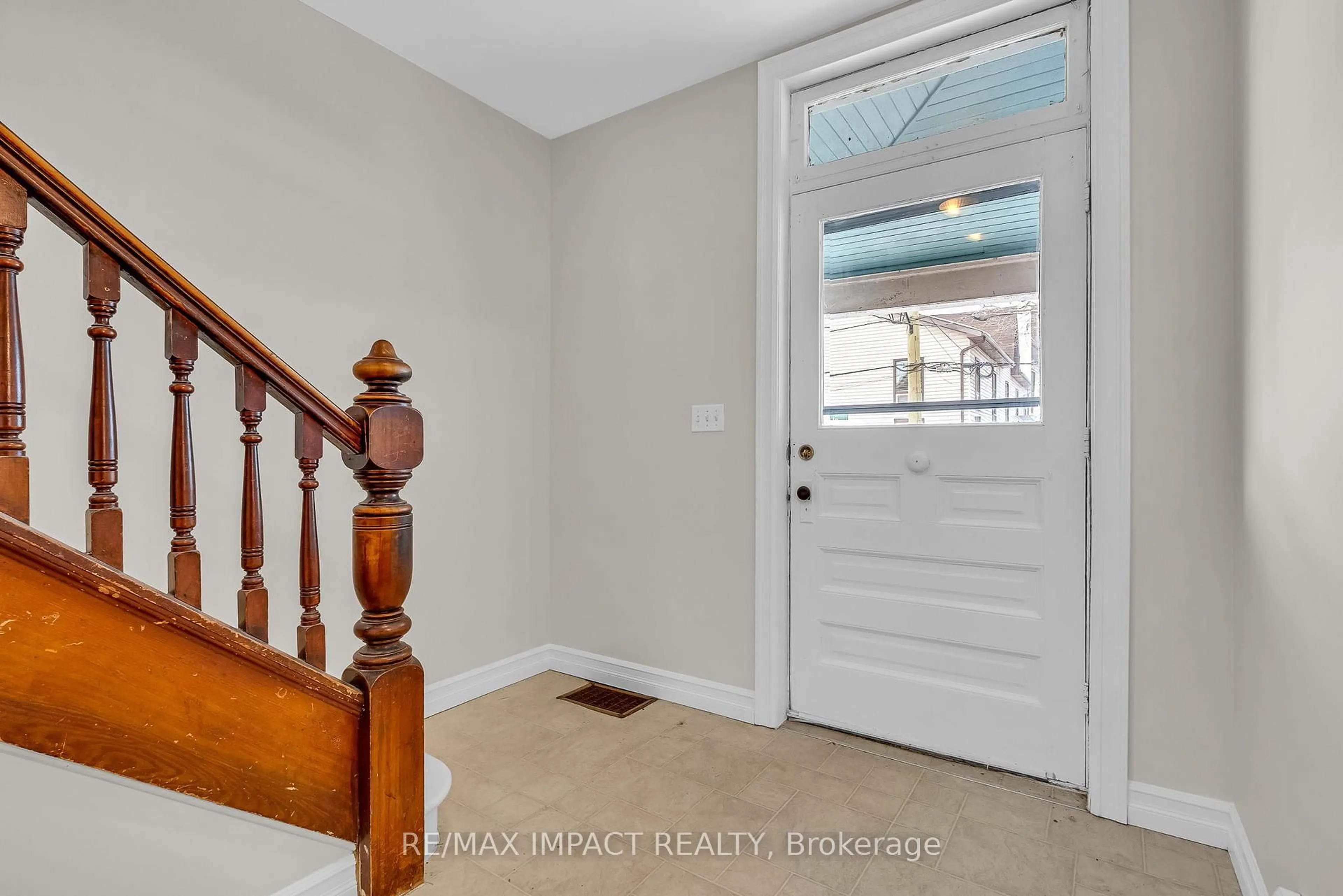 Indoor entryway for 273 George St, Cobourg Ontario K9A 3L7