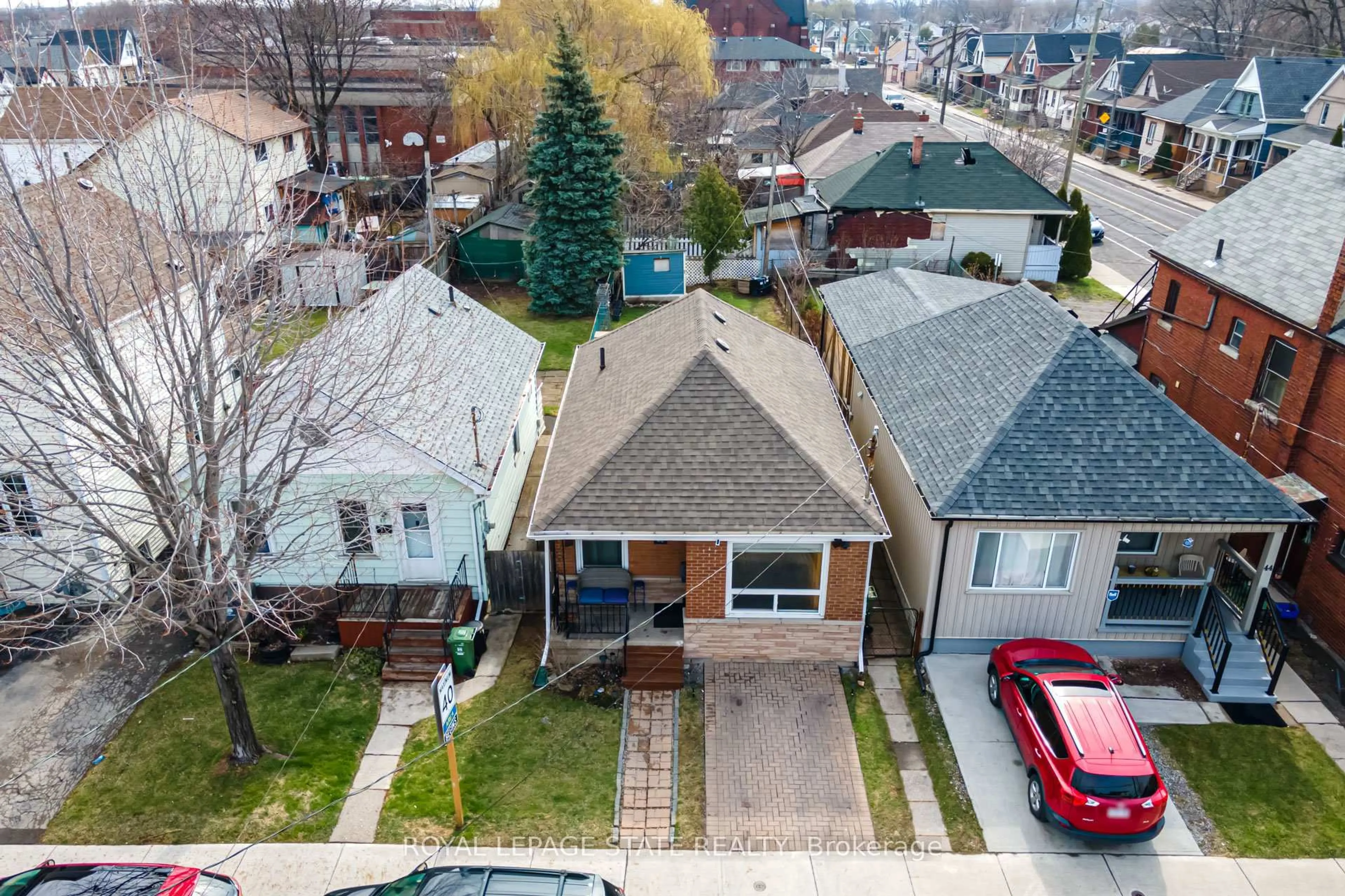 A pic from outside/outdoor area/front of a property/back of a property/a pic from drone, street for 46 Robins Ave, Hamilton Ontario L8H 4N2