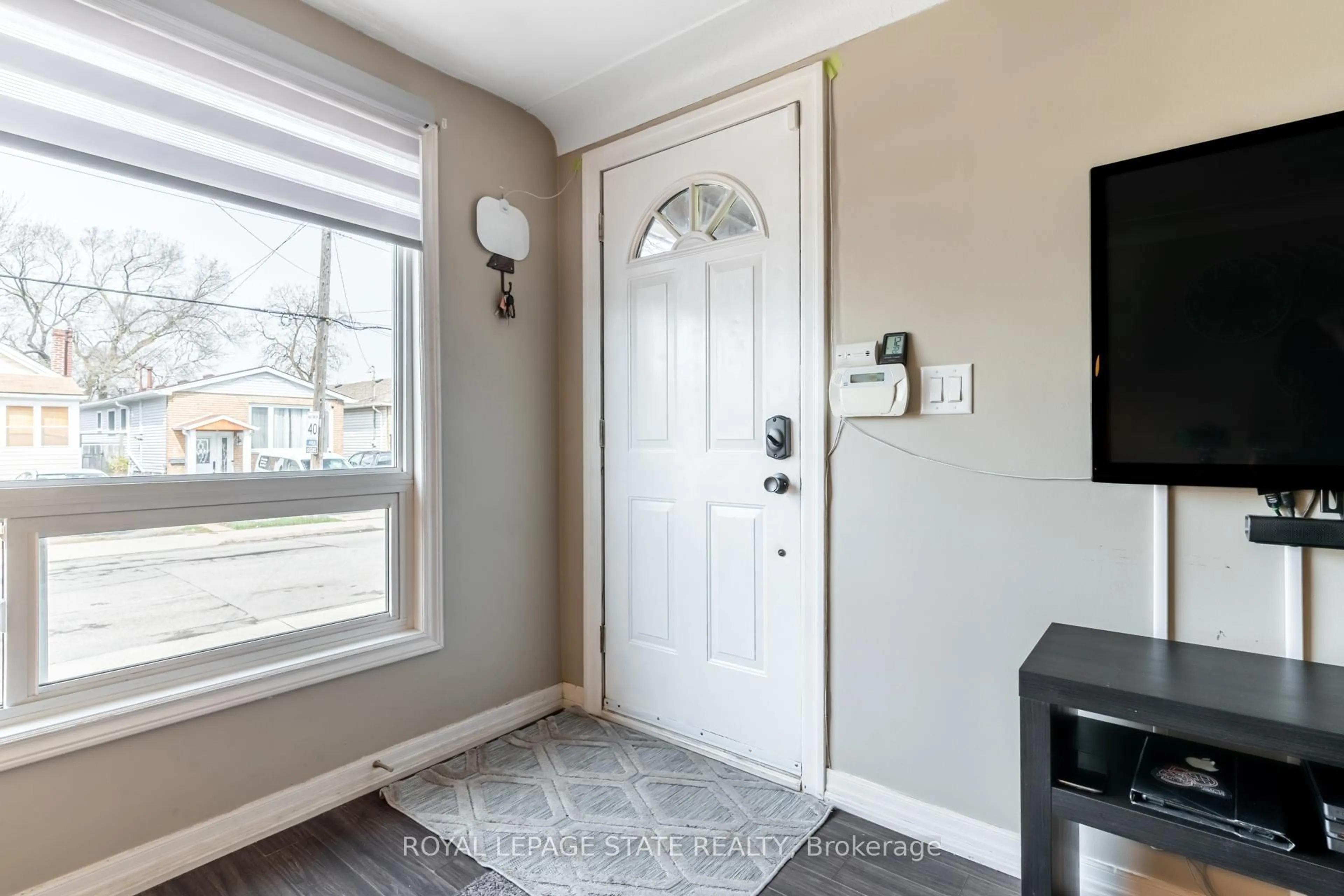 Indoor entryway for 46 Robins Ave, Hamilton Ontario L8H 4N2