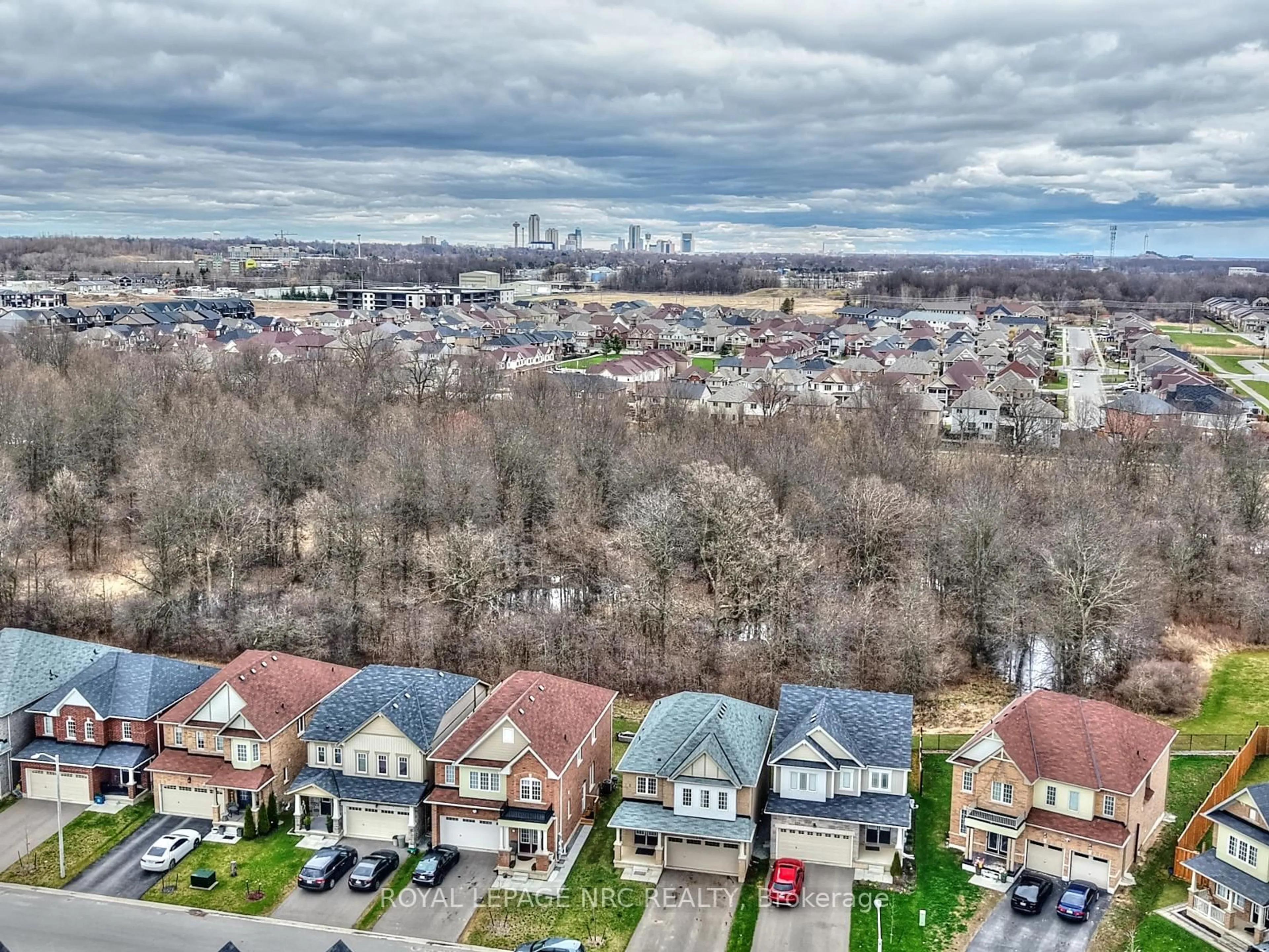 A pic from outside/outdoor area/front of a property/back of a property/a pic from drone, city buildings view from balcony for 7752 Tupelo Cres, Niagara Falls Ontario L2H 3R8