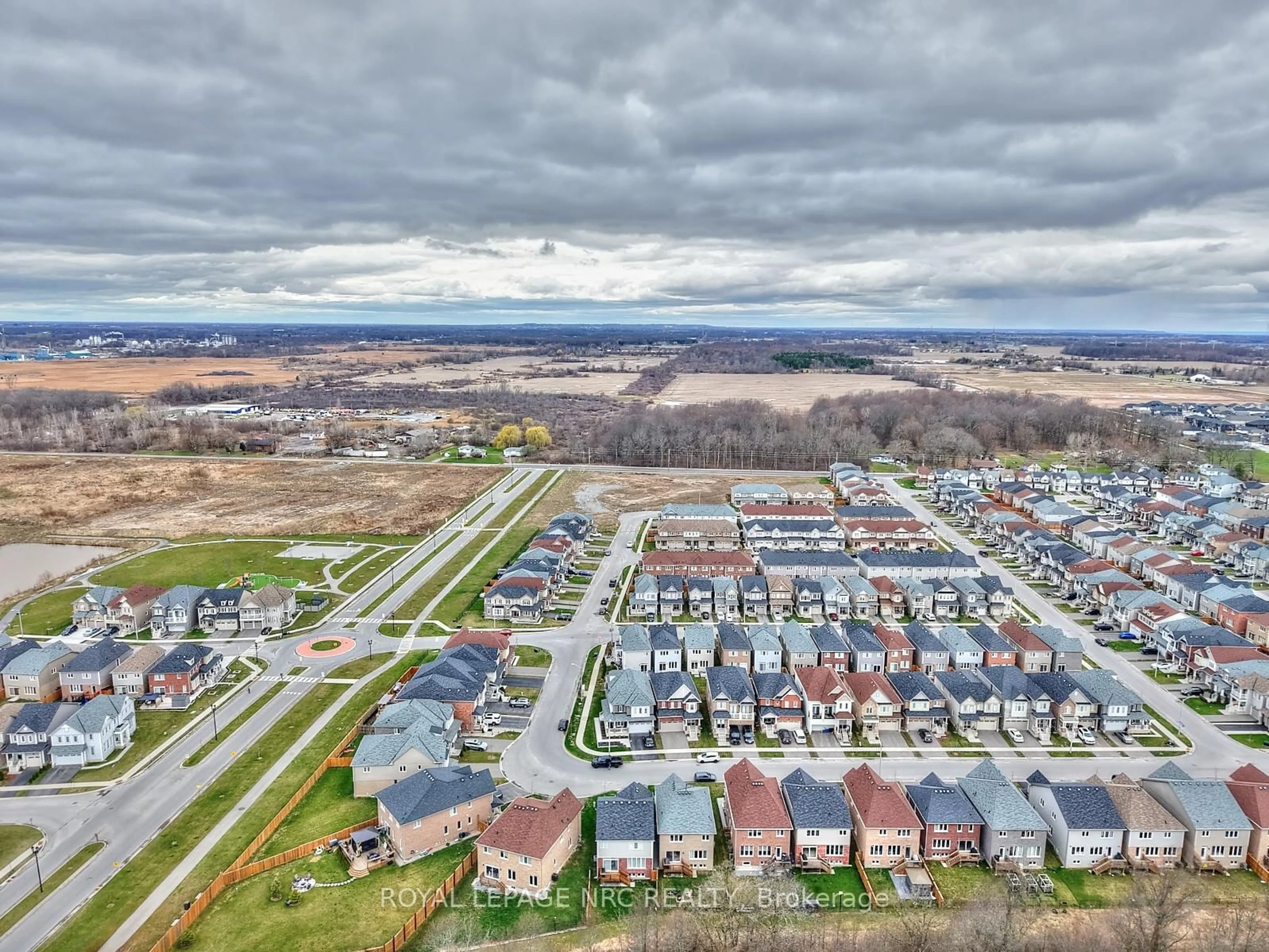 A pic from outside/outdoor area/front of a property/back of a property/a pic from drone, unknown for 7752 Tupelo Cres, Niagara Falls Ontario L2H 3R8