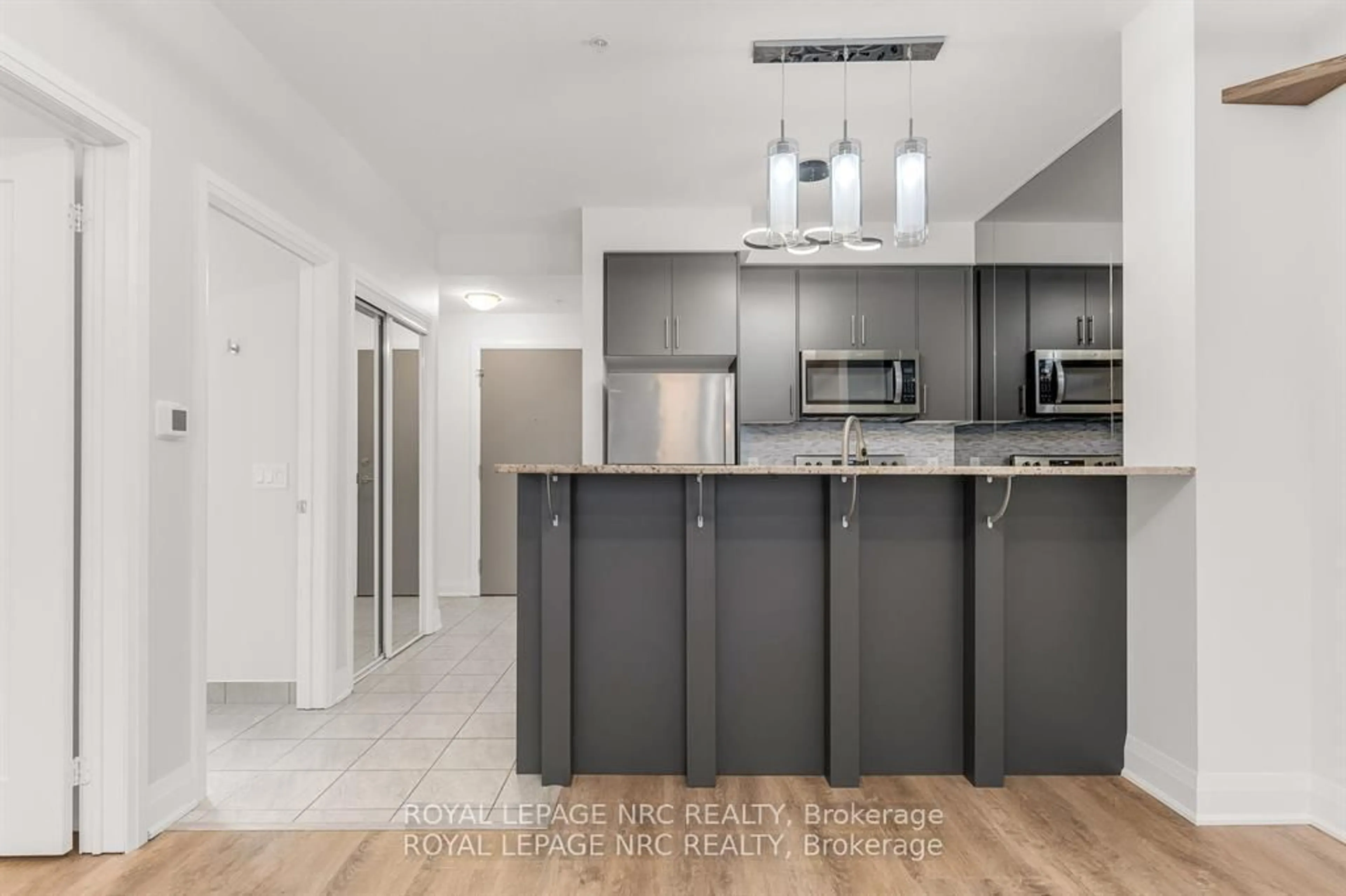 Open concept kitchen, unknown for 16 CONCORD Pl #428, Grimsby Ontario L3M 4E8