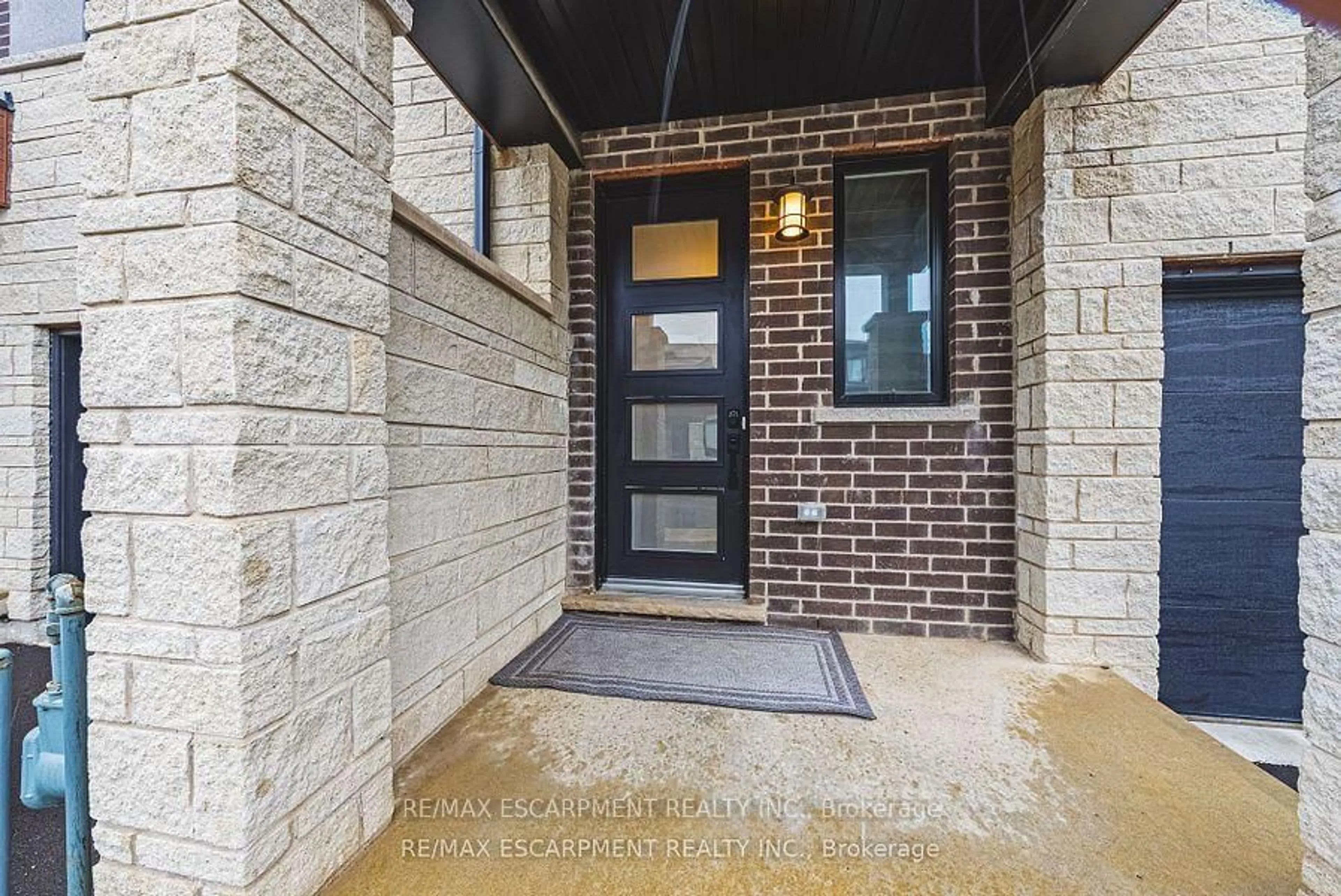Indoor entryway for 45 BENSLEY Lane, Hamilton Ontario L9C 0E9