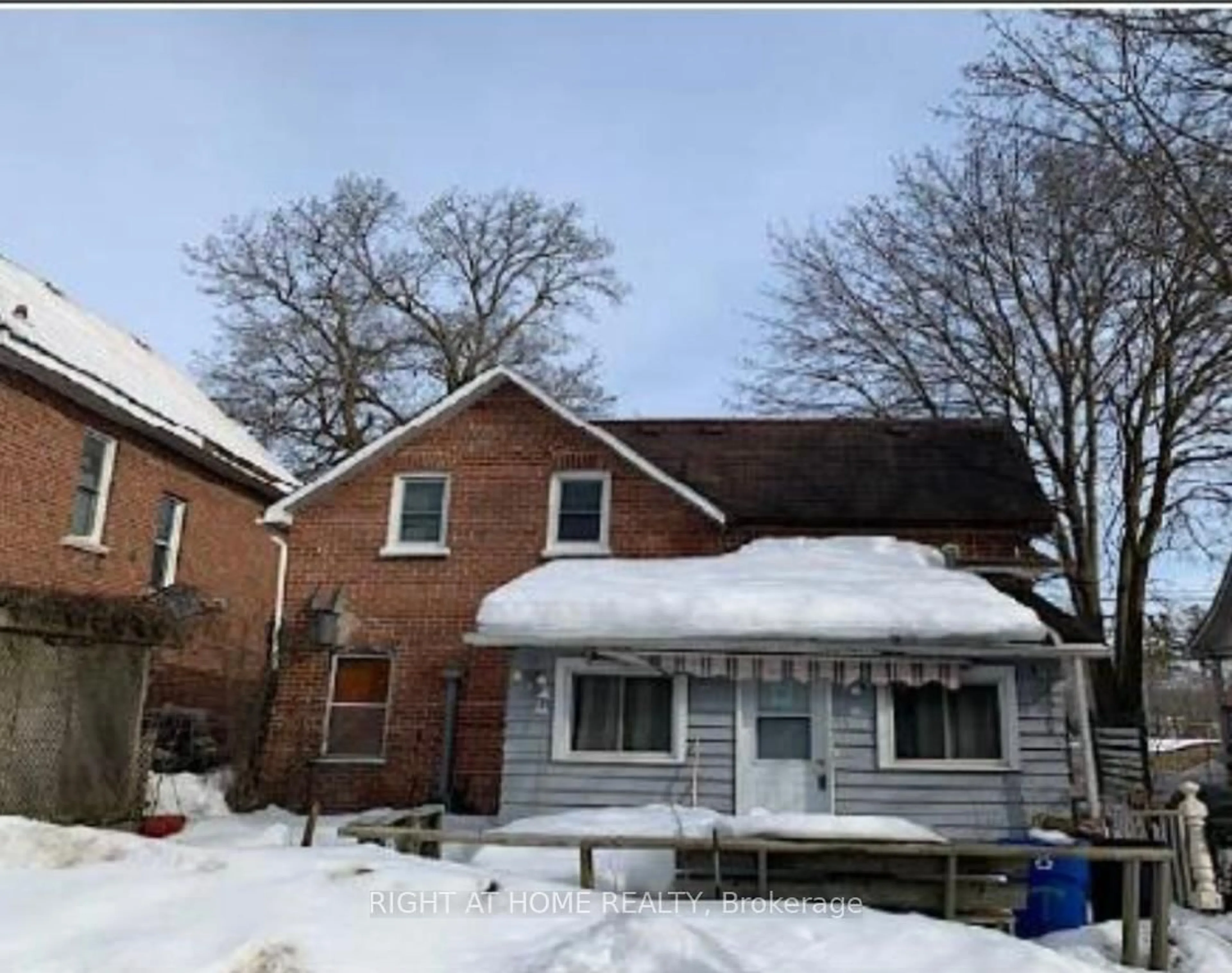A pic from outside/outdoor area/front of a property/back of a property/a pic from drone, street for 1590 4th Ave, Owen Sound Ontario N4K 4X3