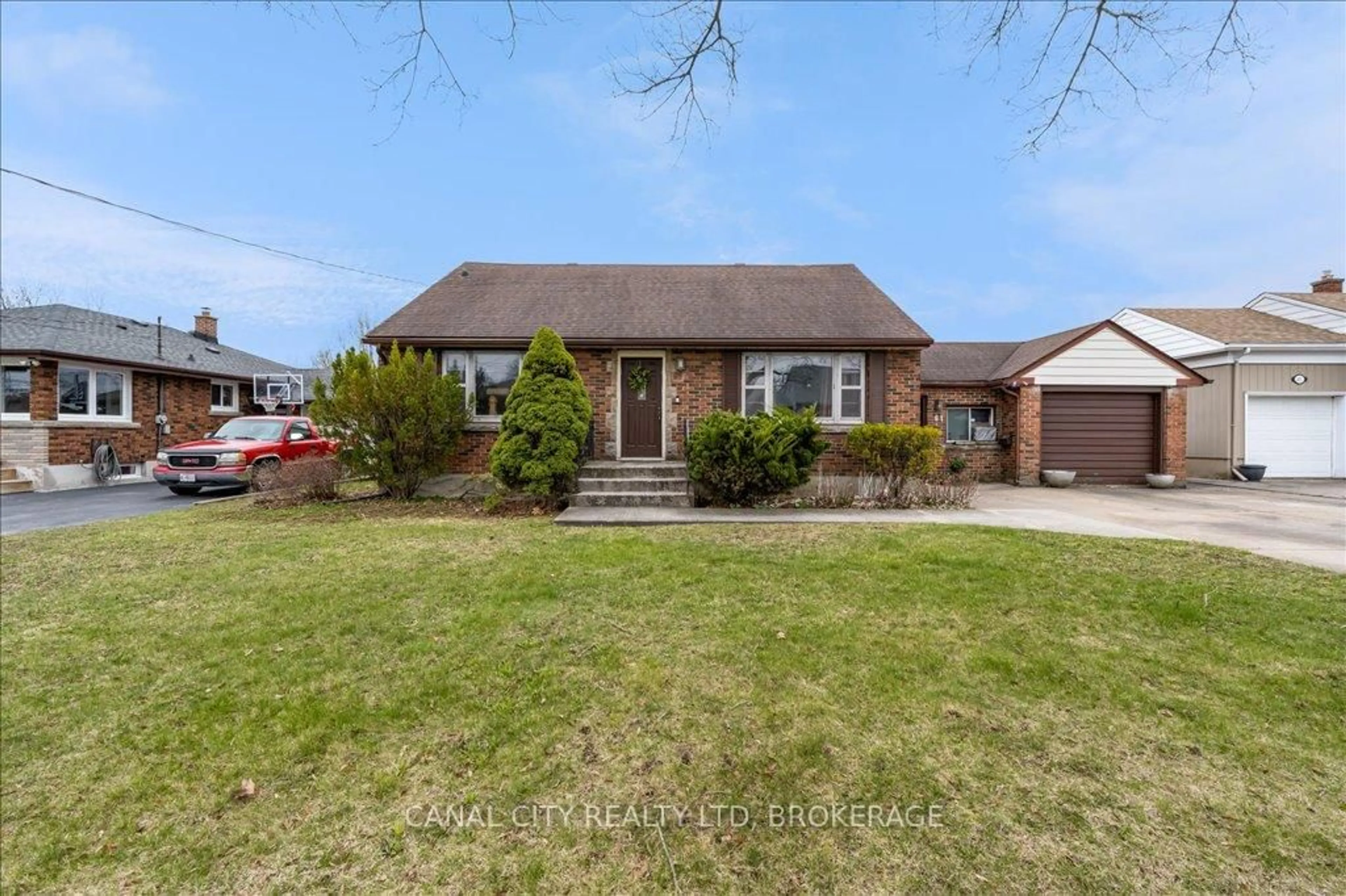 A pic from outside/outdoor area/front of a property/back of a property/a pic from drone, street for 61 Rose Ave, Thorold Ontario L2V 3C7
