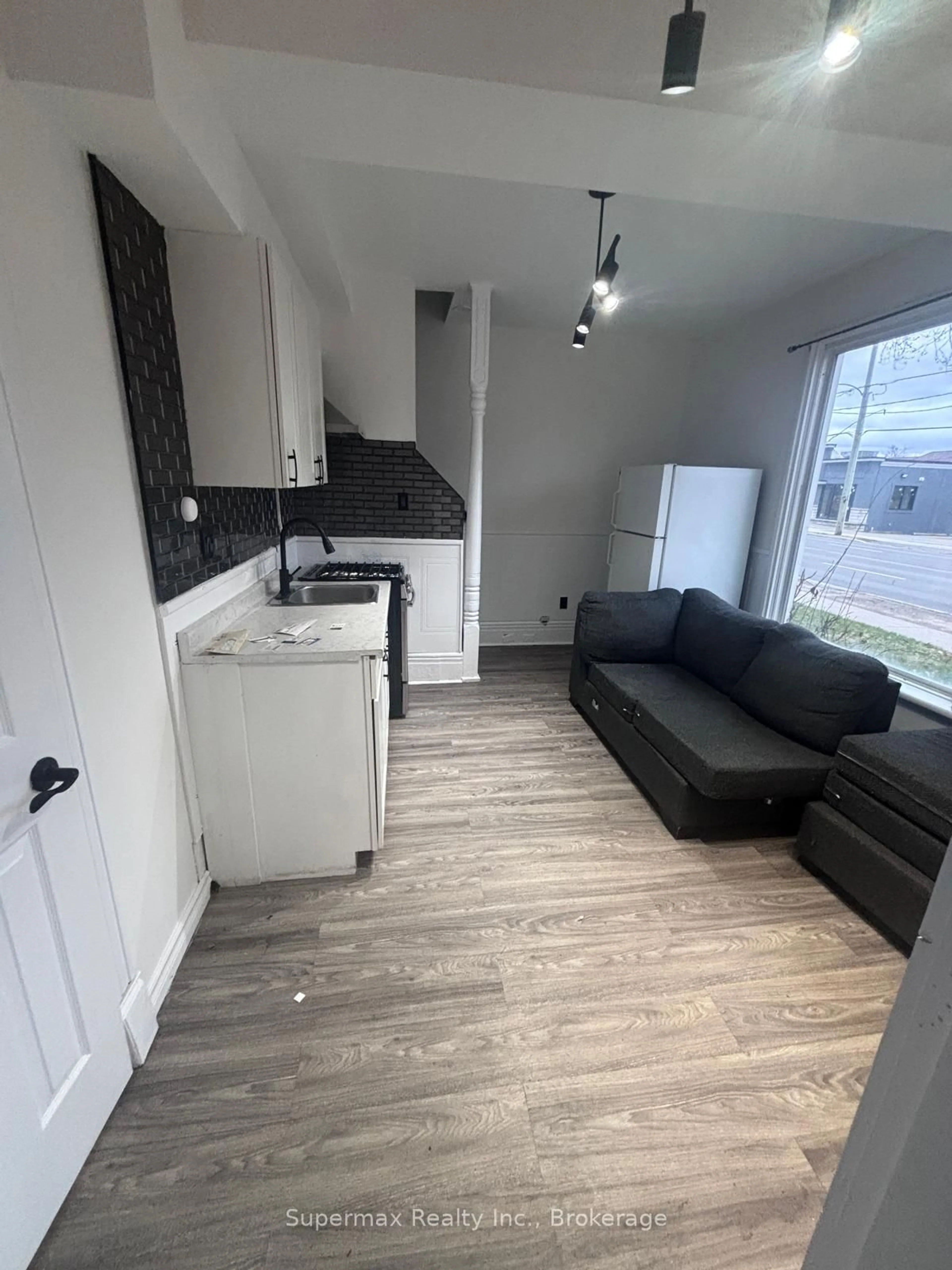 A pic of a room for 710 Adelaide St, London East Ontario N5Y 2L5