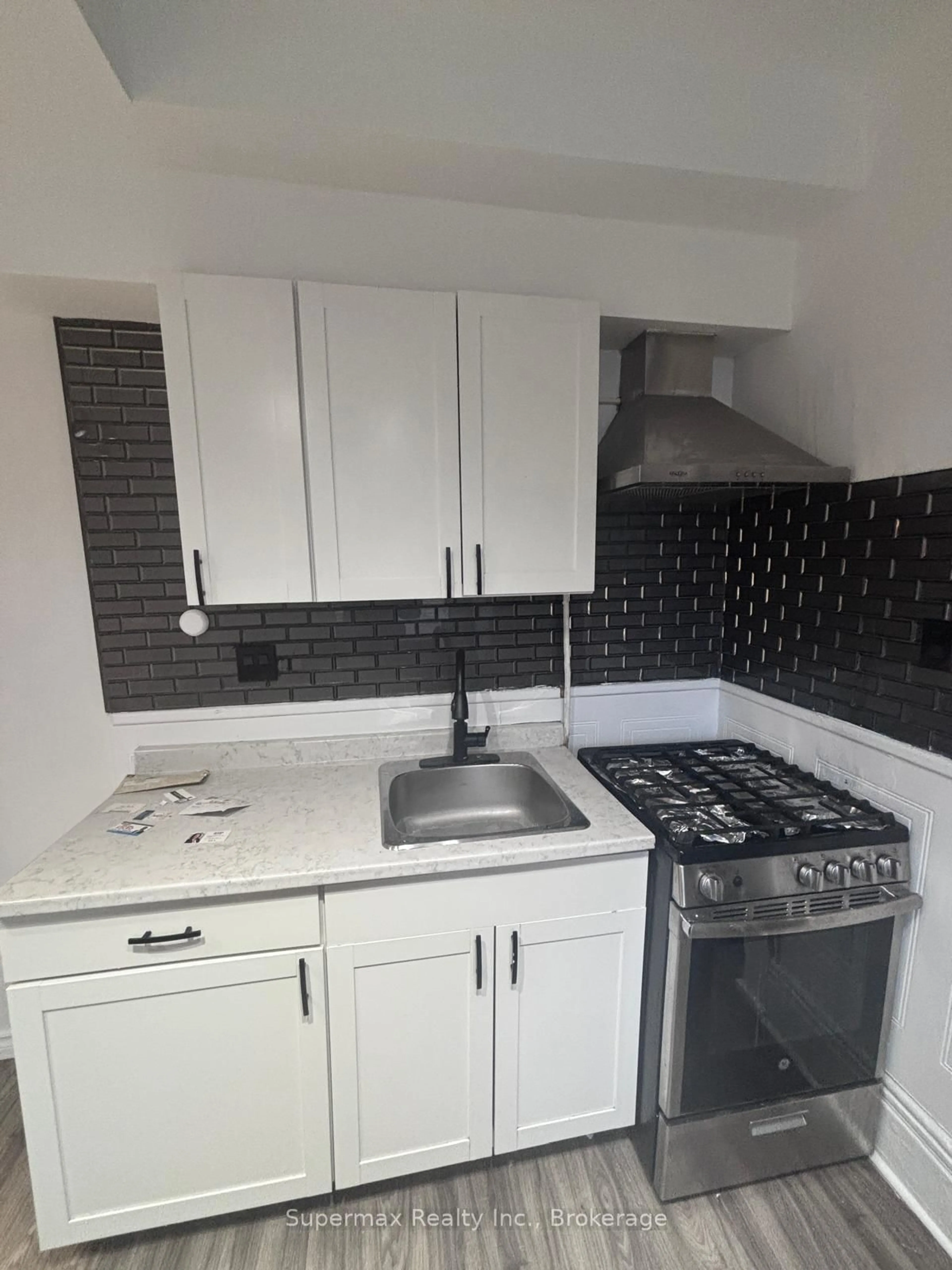 Standard kitchen, unknown for 710 Adelaide St, London East Ontario N5Y 2L5