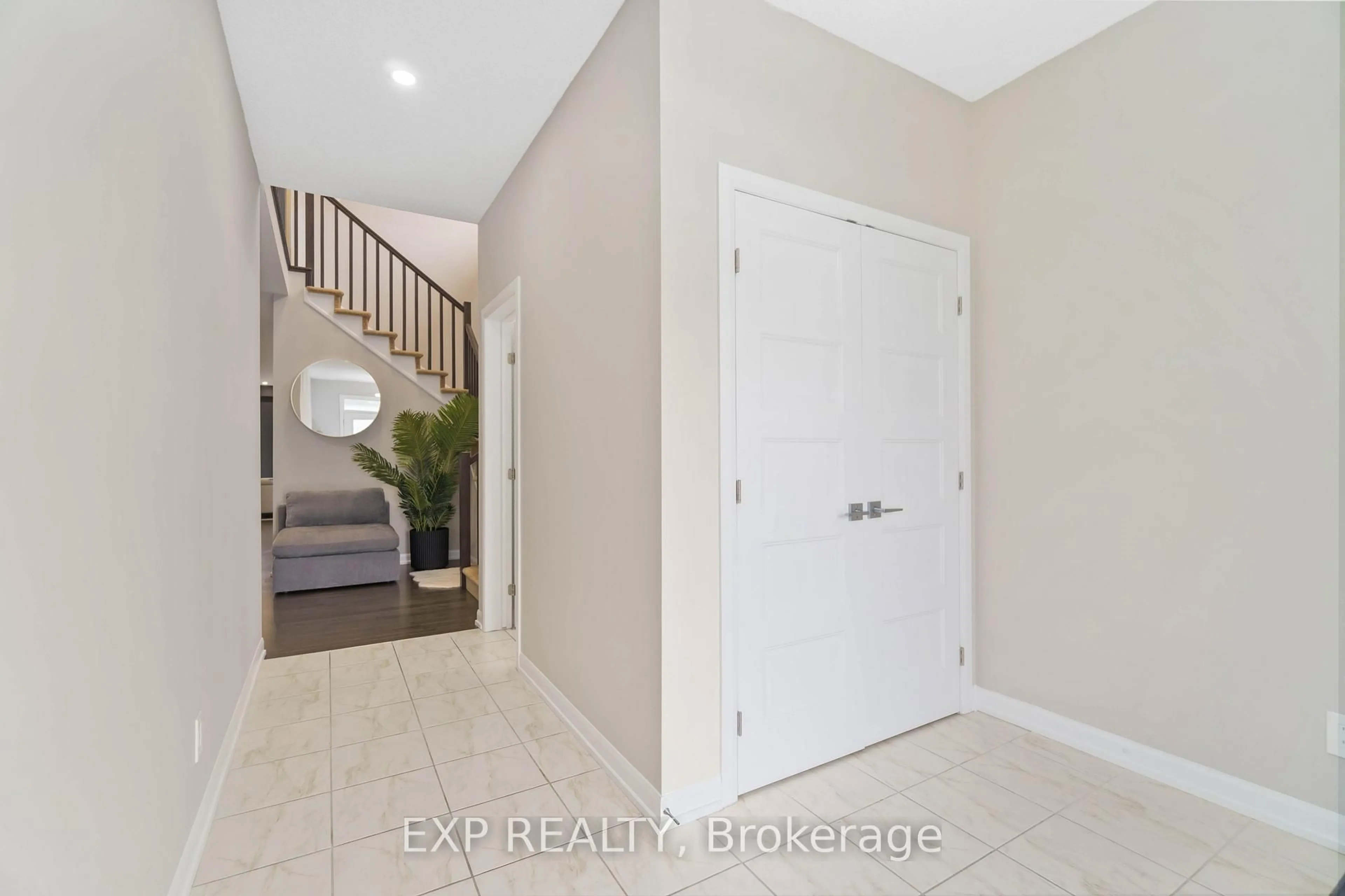 Indoor entryway for 334 Sterling Ave, Clarence-Rockland Ontario K4K 0L2
