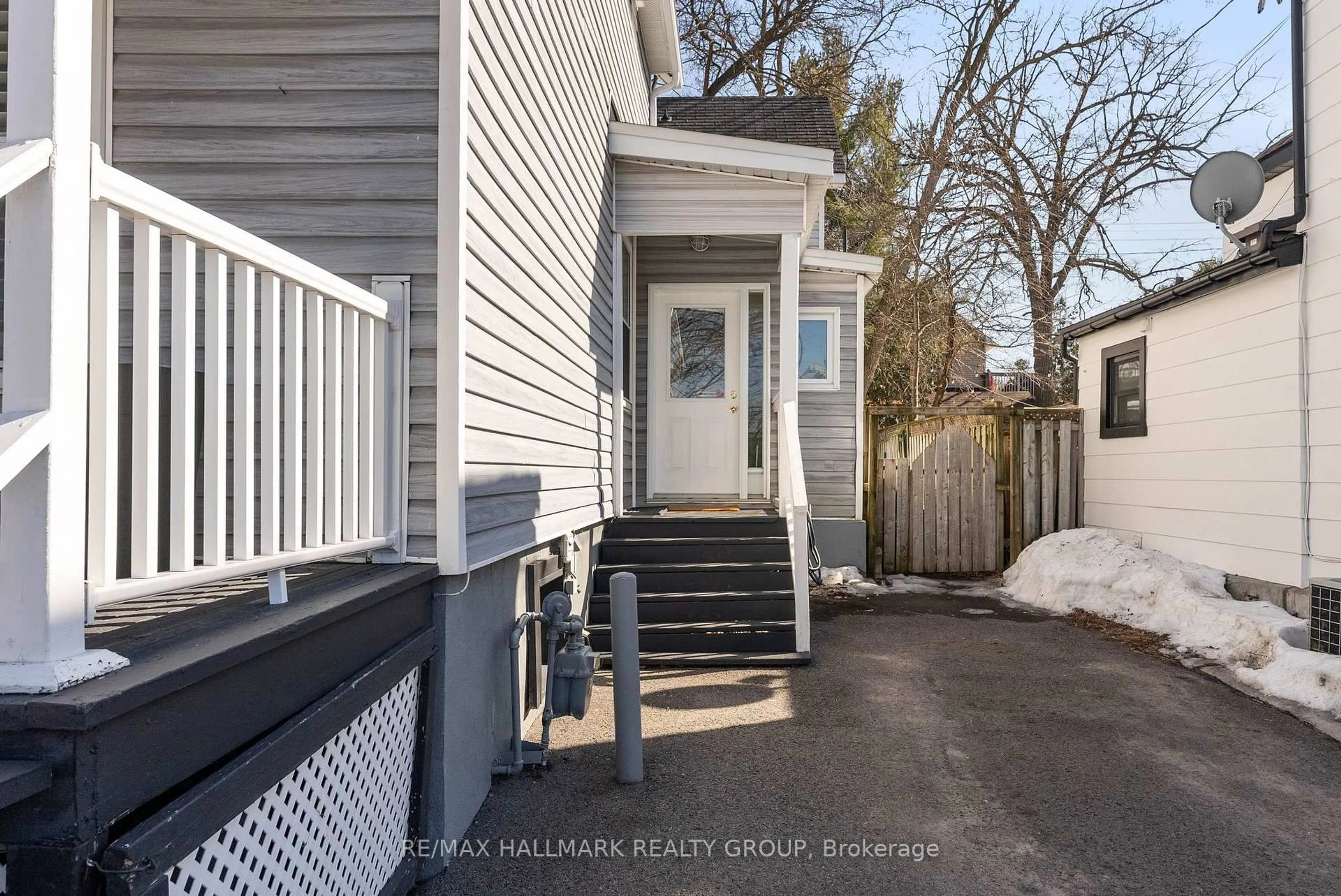 Indoor entryway for 528 Lower Byron Ave, Ottawa Ontario K2A 0E3
