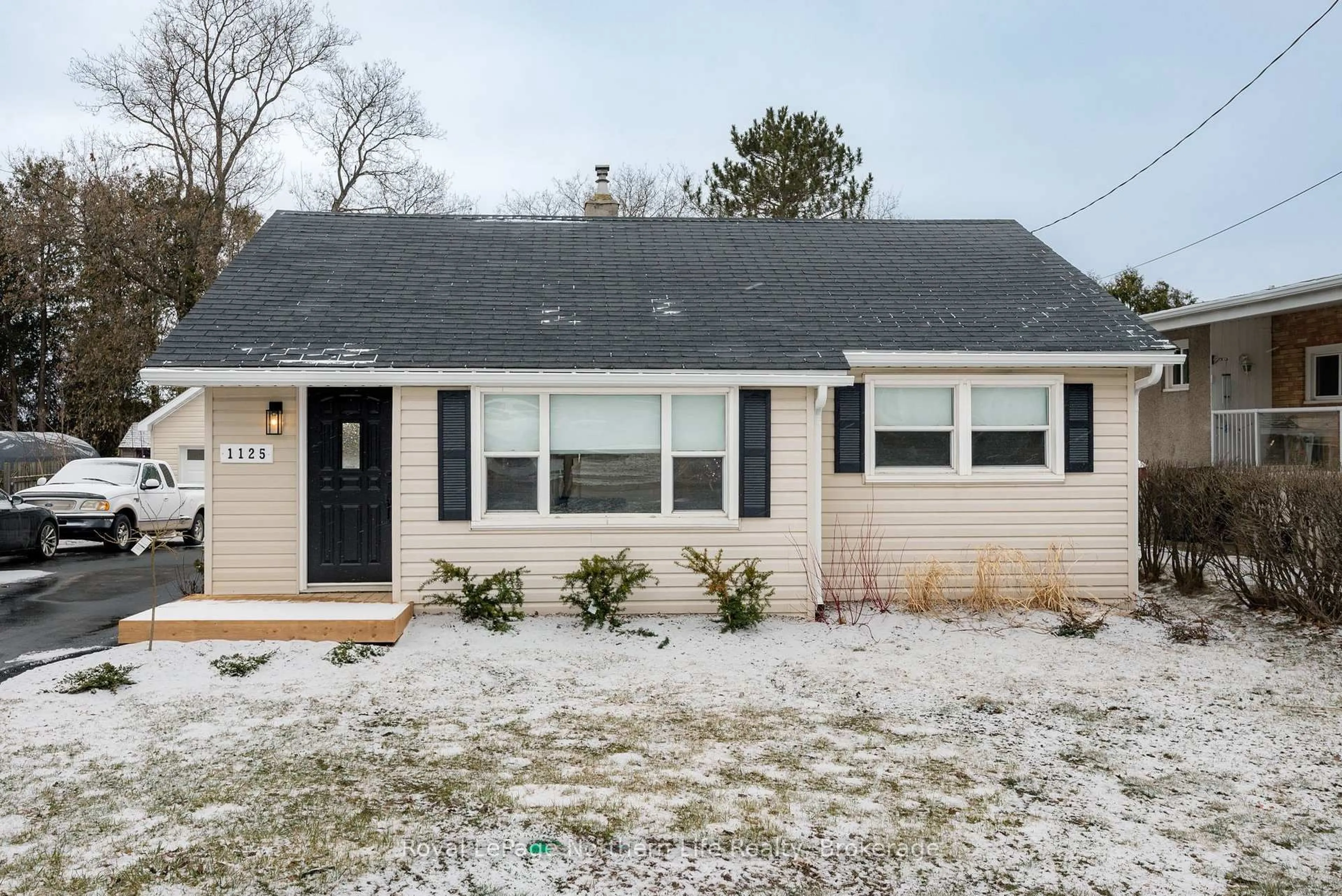 Home with vinyl exterior material, street for 1125 Jane St, North Bay Ontario P1B 3J2