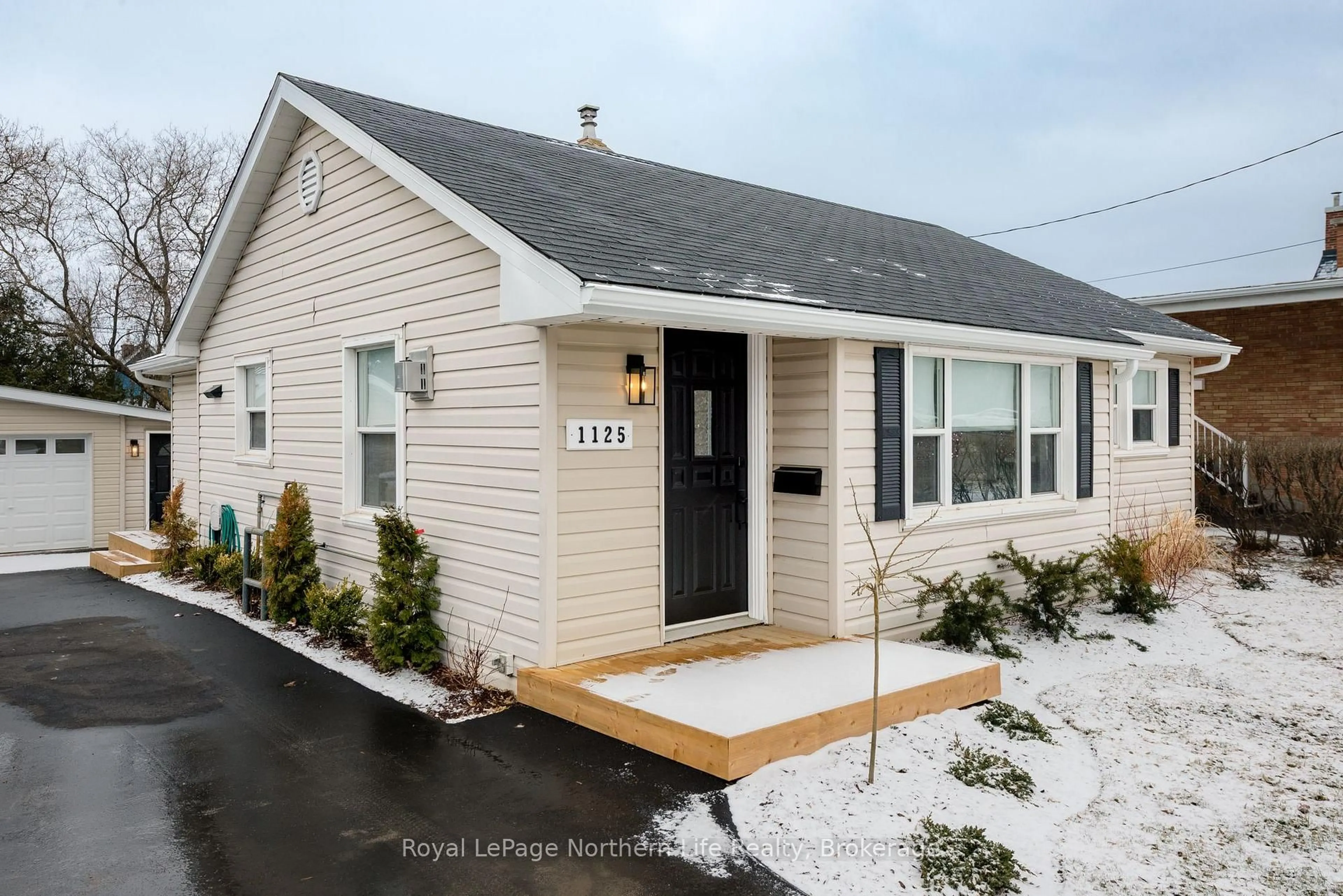 Home with vinyl exterior material, street for 1125 Jane St, North Bay Ontario P1B 3J2