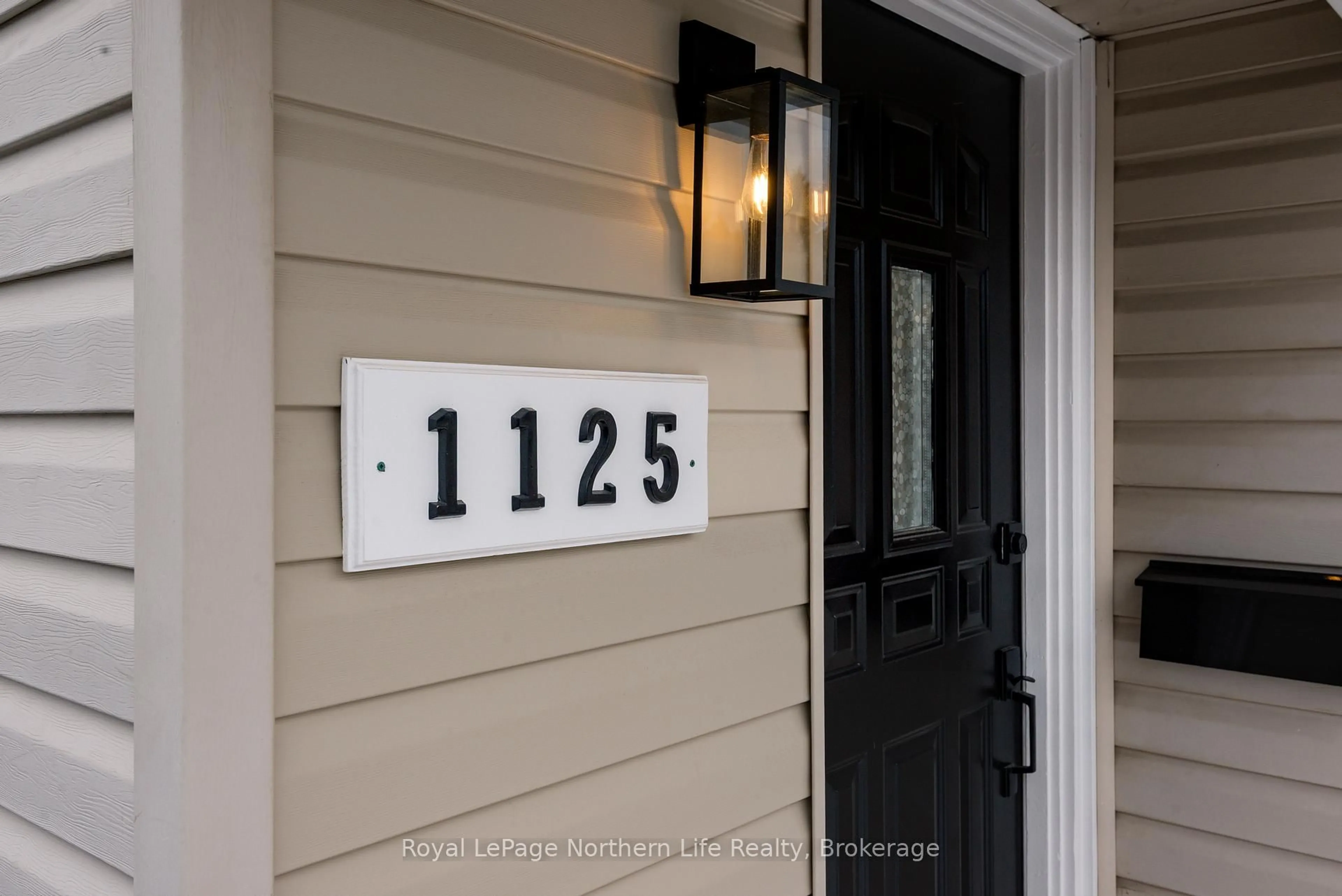 Indoor entryway for 1125 Jane St, North Bay Ontario P1B 3J2