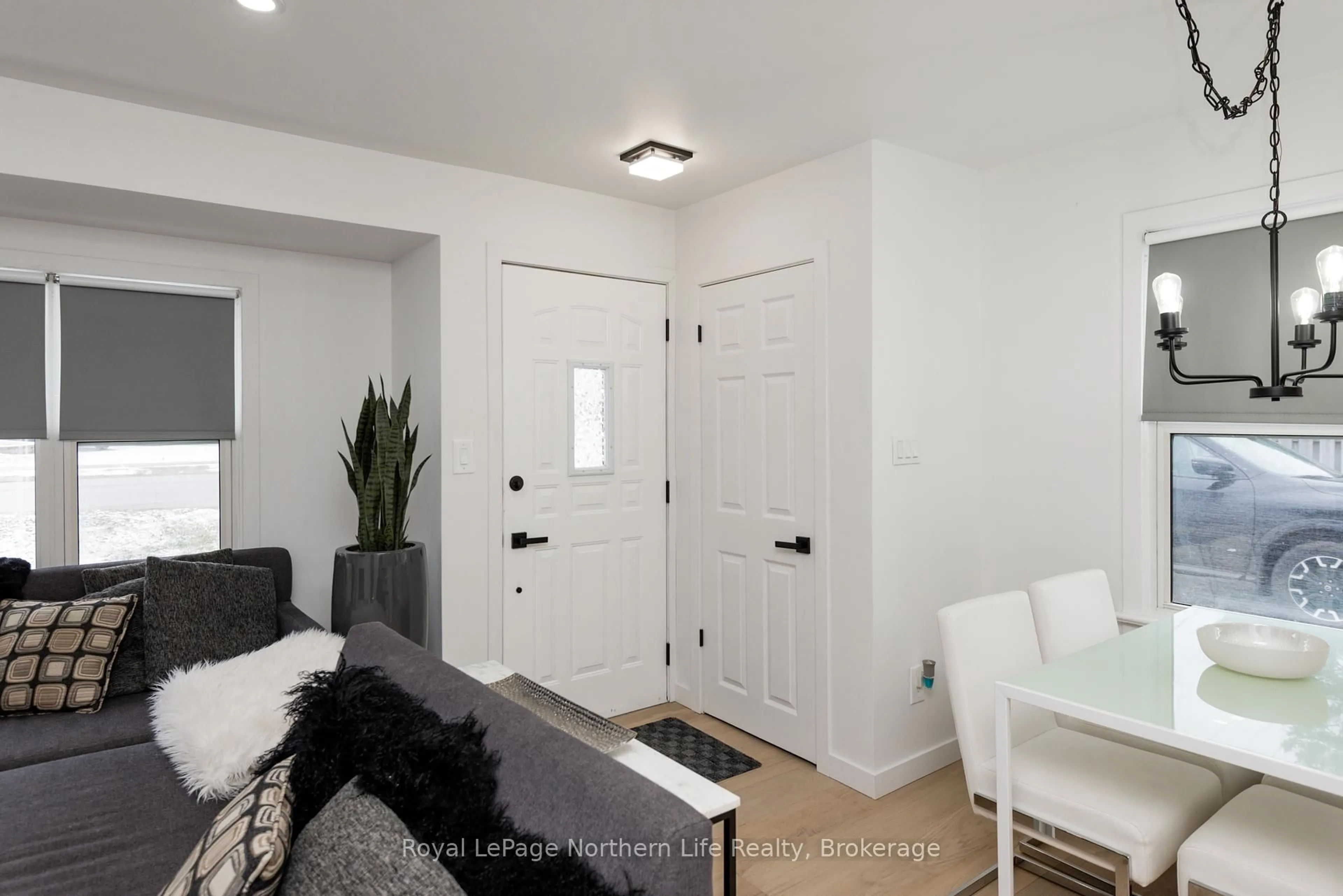 Indoor entryway for 1125 Jane St, North Bay Ontario P1B 3J2