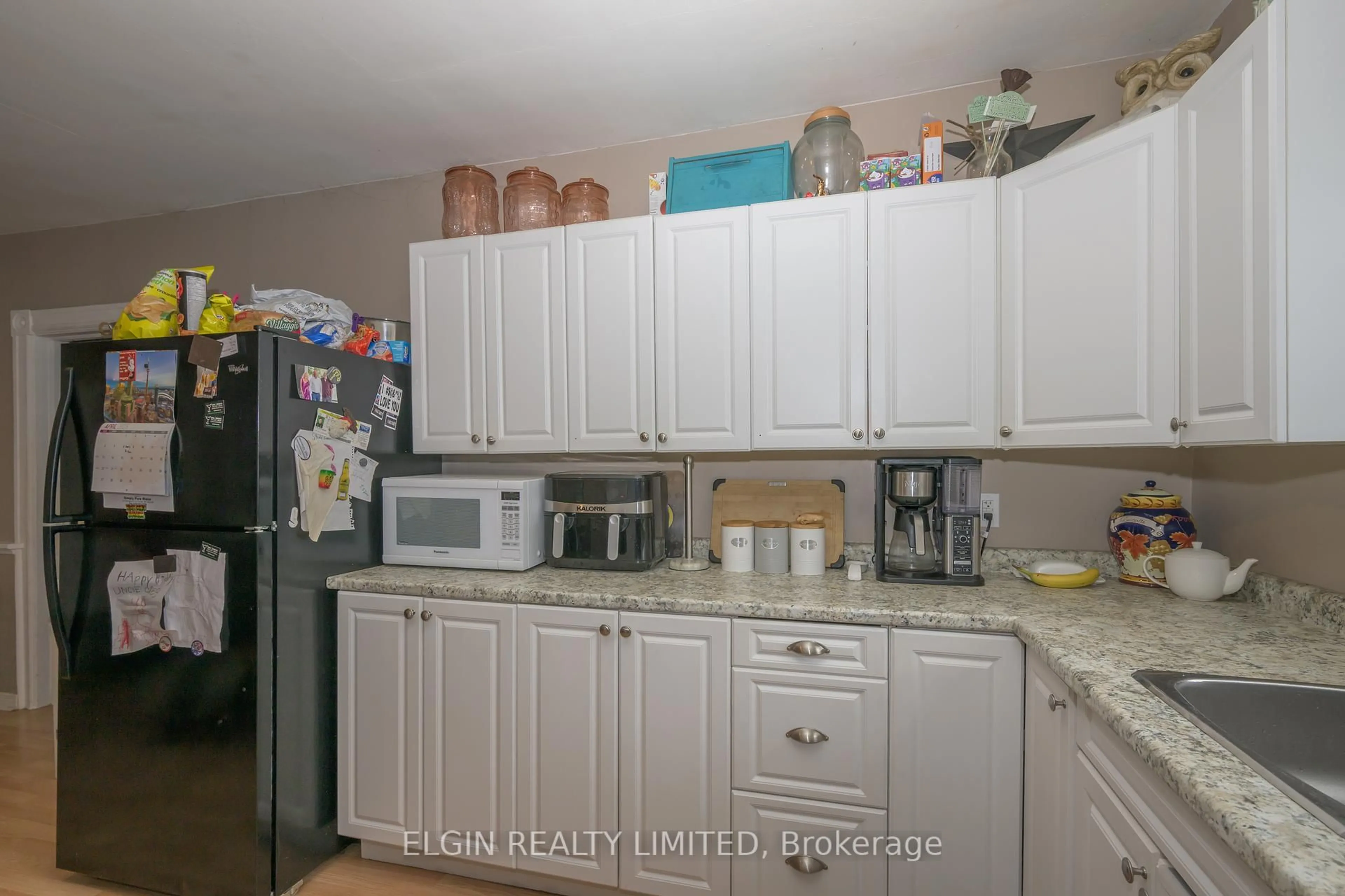Standard kitchen, ceramic/tile floor for 77 Kains St, St. Thomas Ontario N5P 1N5