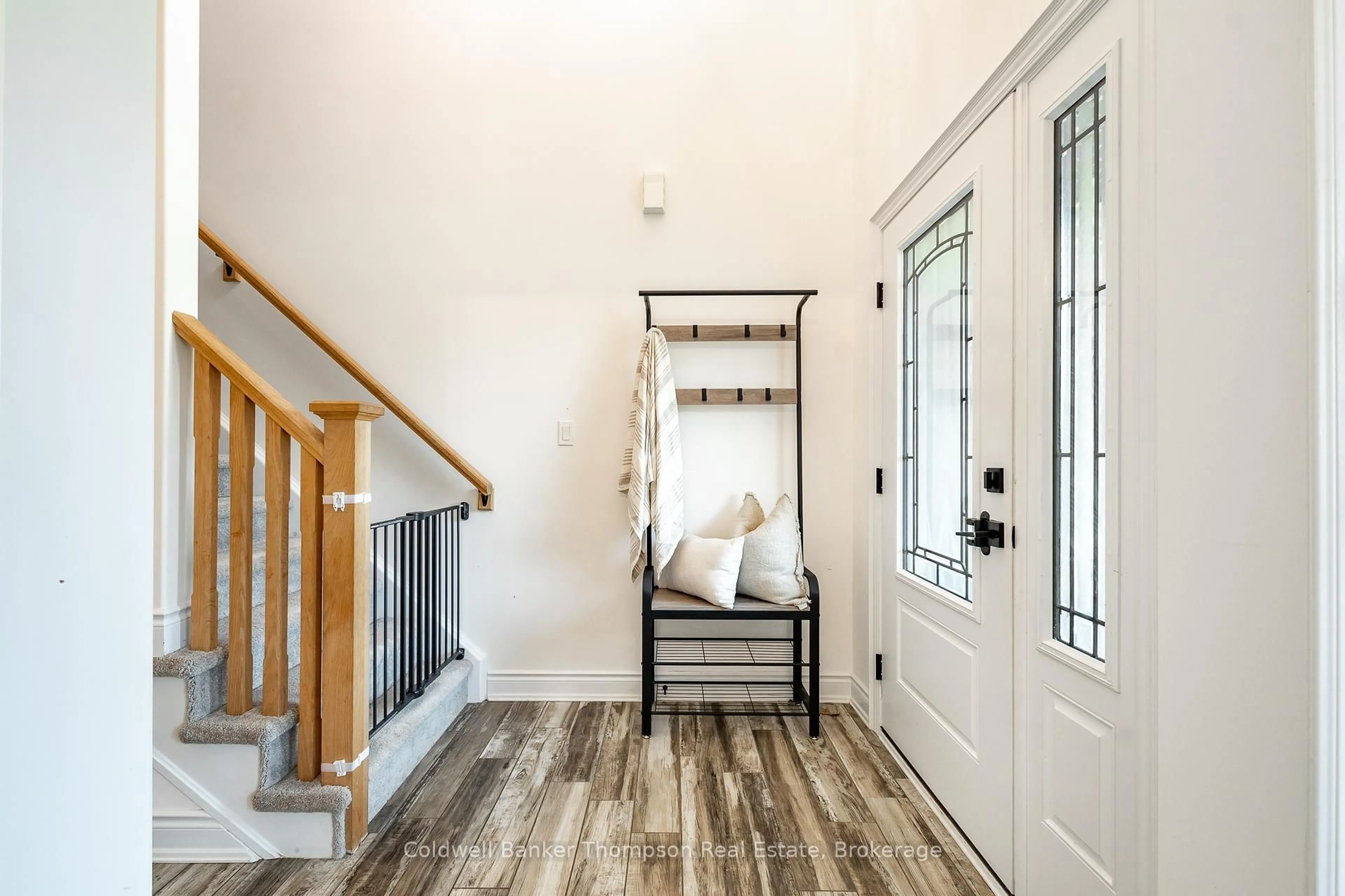 Indoor entryway for 72 Selkirk Dr, Huntsville Ontario P1H 2N8