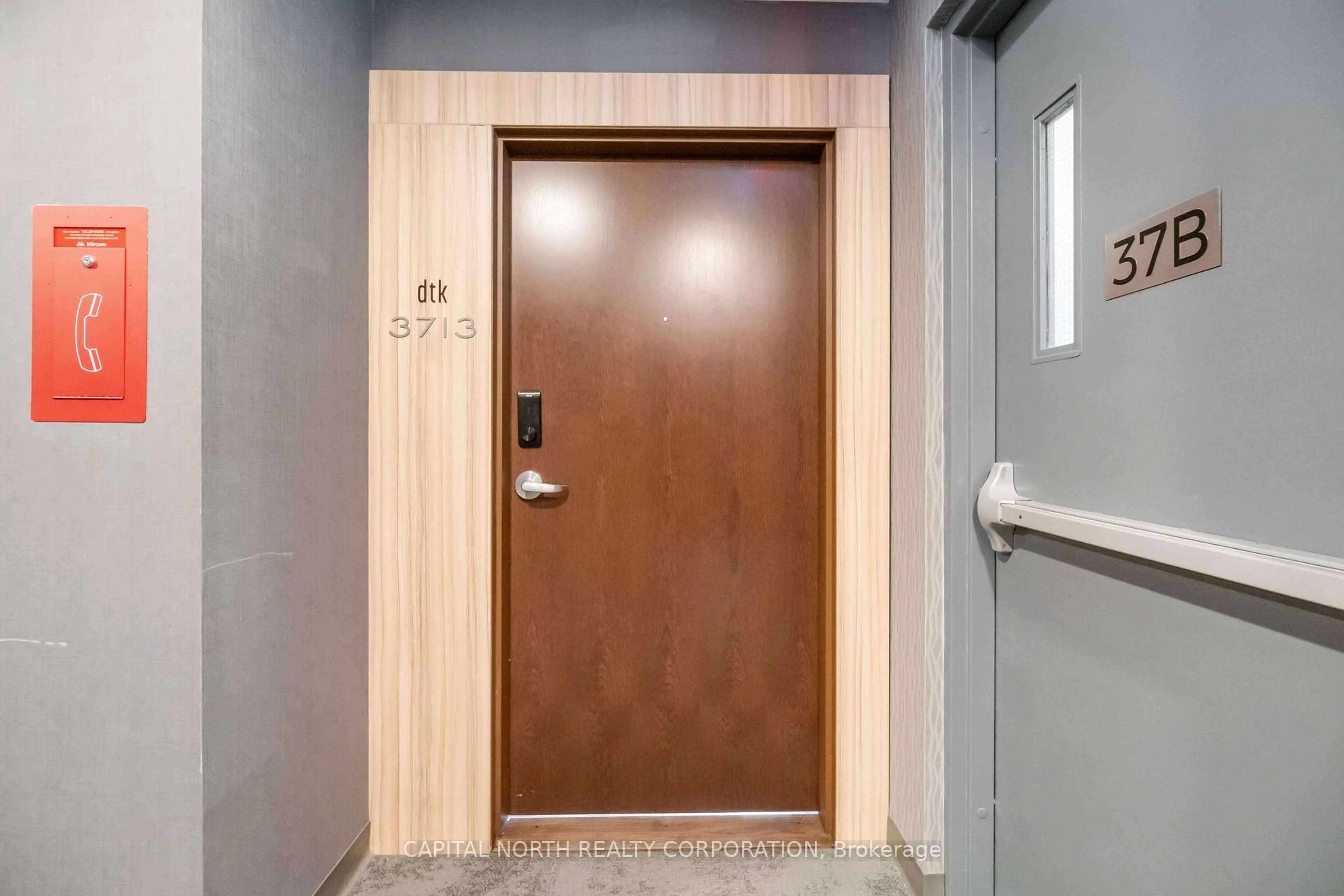 Indoor foyer for 60 Frederick St #3713, Kitchener Ontario N2H 0C7
