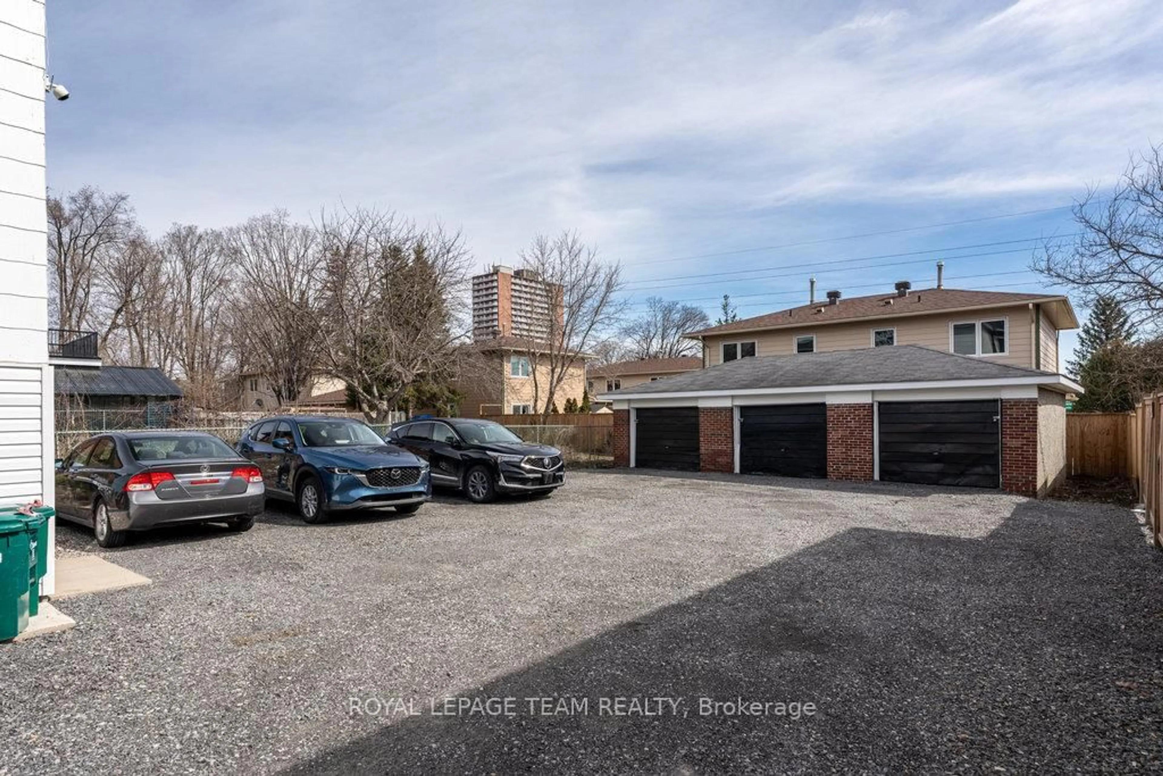 A pic from outside/outdoor area/front of a property/back of a property/a pic from drone, street for 663 Tweedsmuir Ave, Ottawa Ontario K1Z 5P7