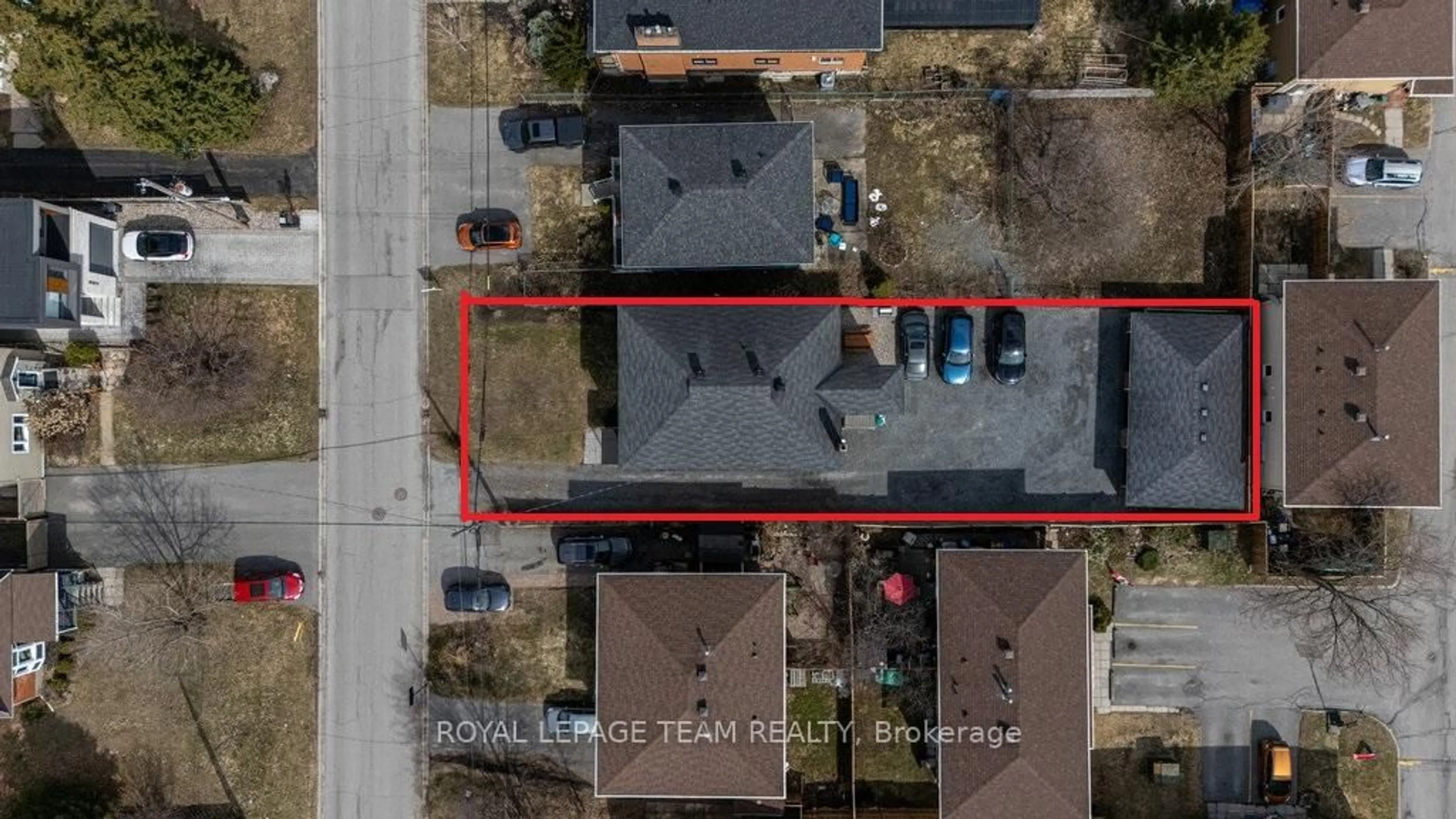 A pic from outside/outdoor area/front of a property/back of a property/a pic from drone, street for 663 Tweedsmuir Ave, Ottawa Ontario K1Z 5P7