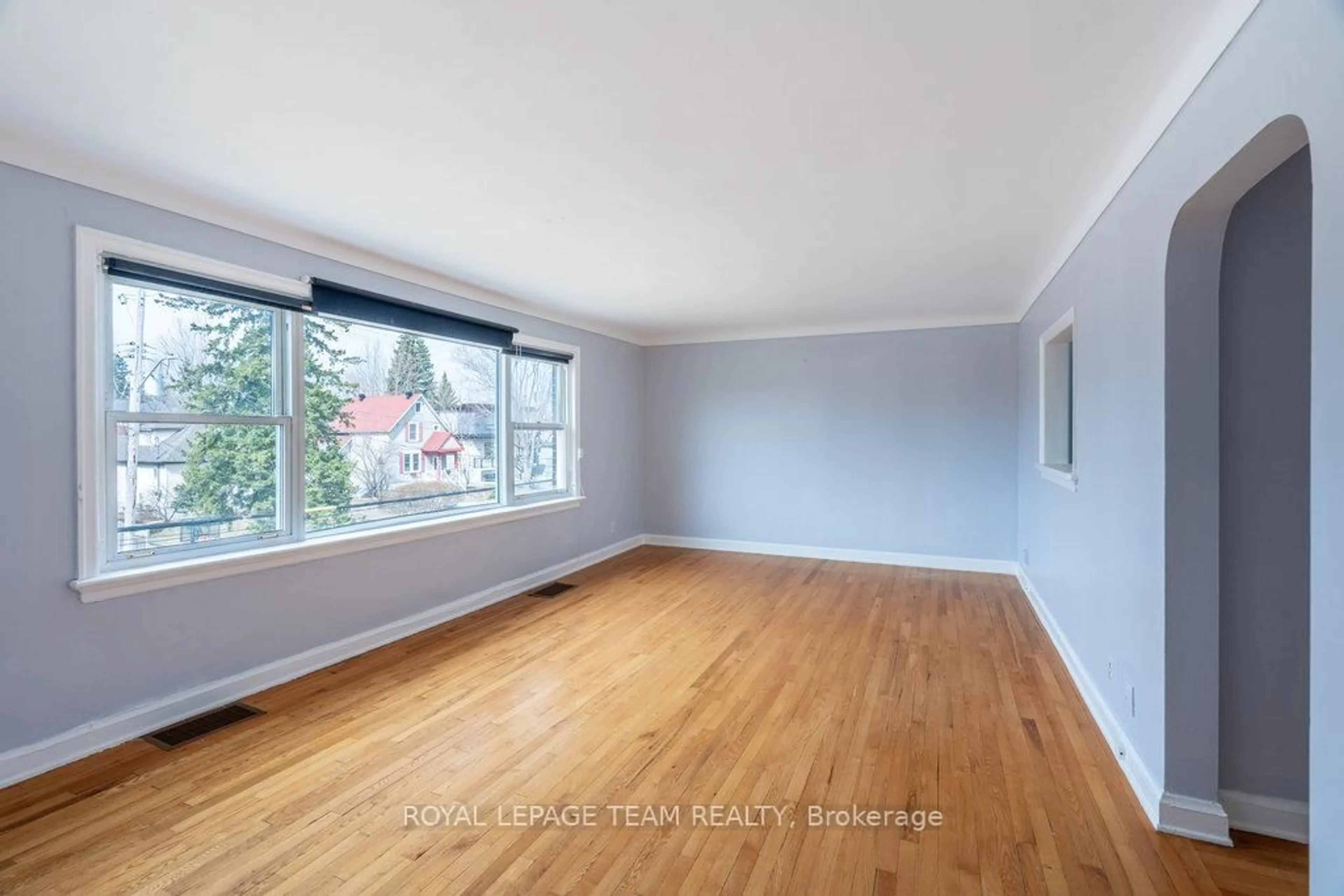 A pic of a room for 663 Tweedsmuir Ave, Ottawa Ontario K1Z 5P7