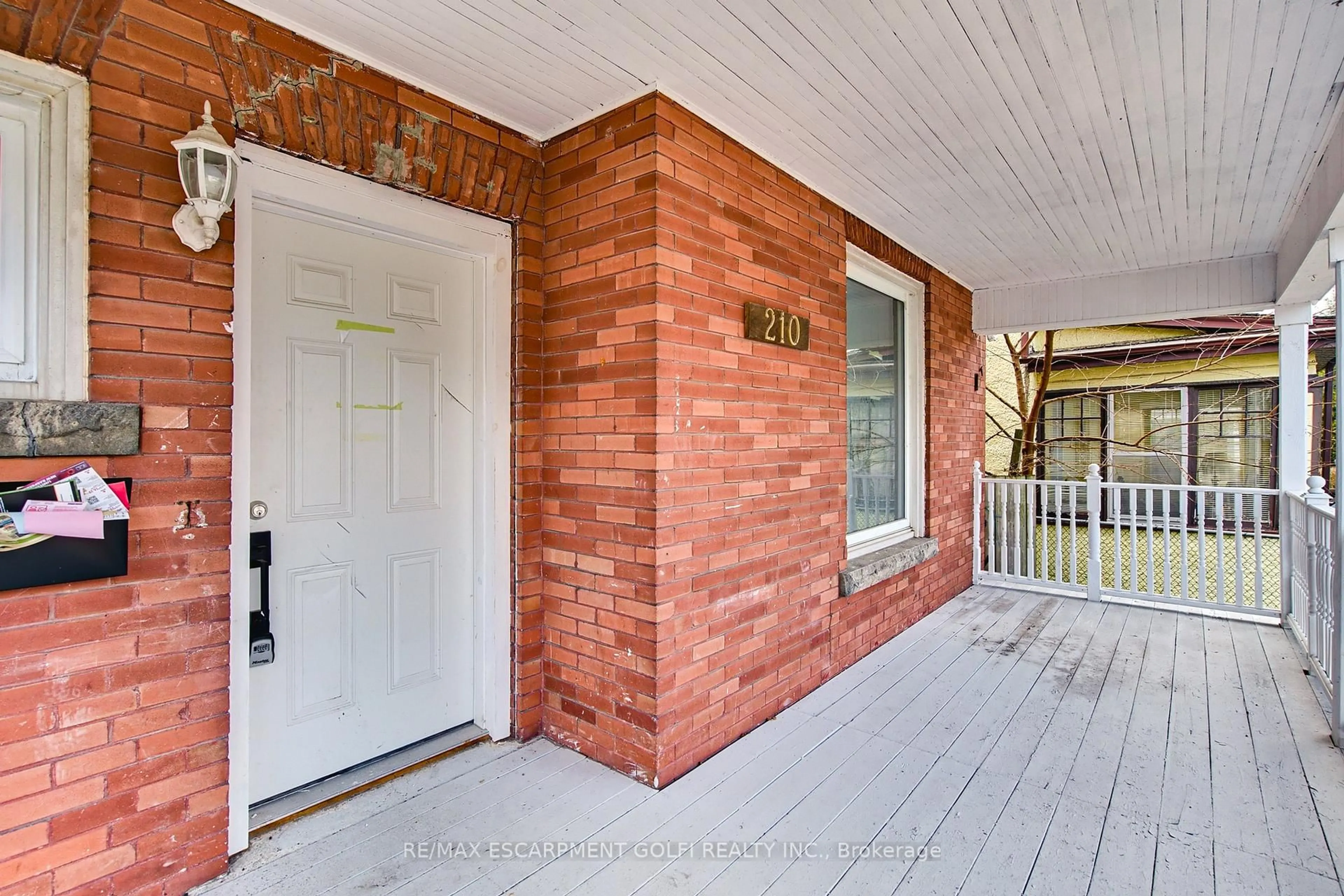 Indoor entryway for 210 Lock St, Haldimand Ontario N1A 1V2