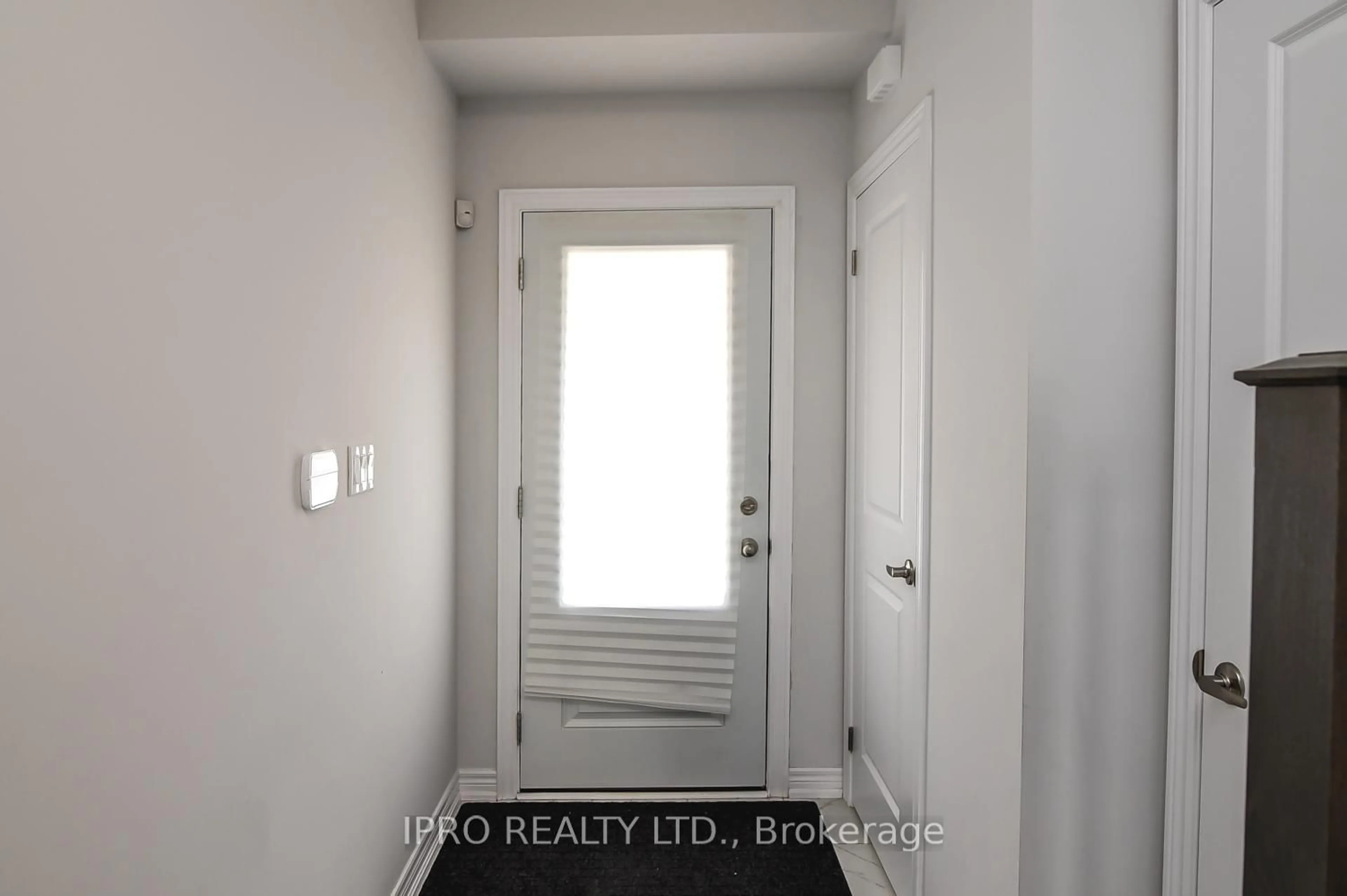 Indoor entryway for 11 Mockingbird Lane, Hamilton Ontario L8E 0K7
