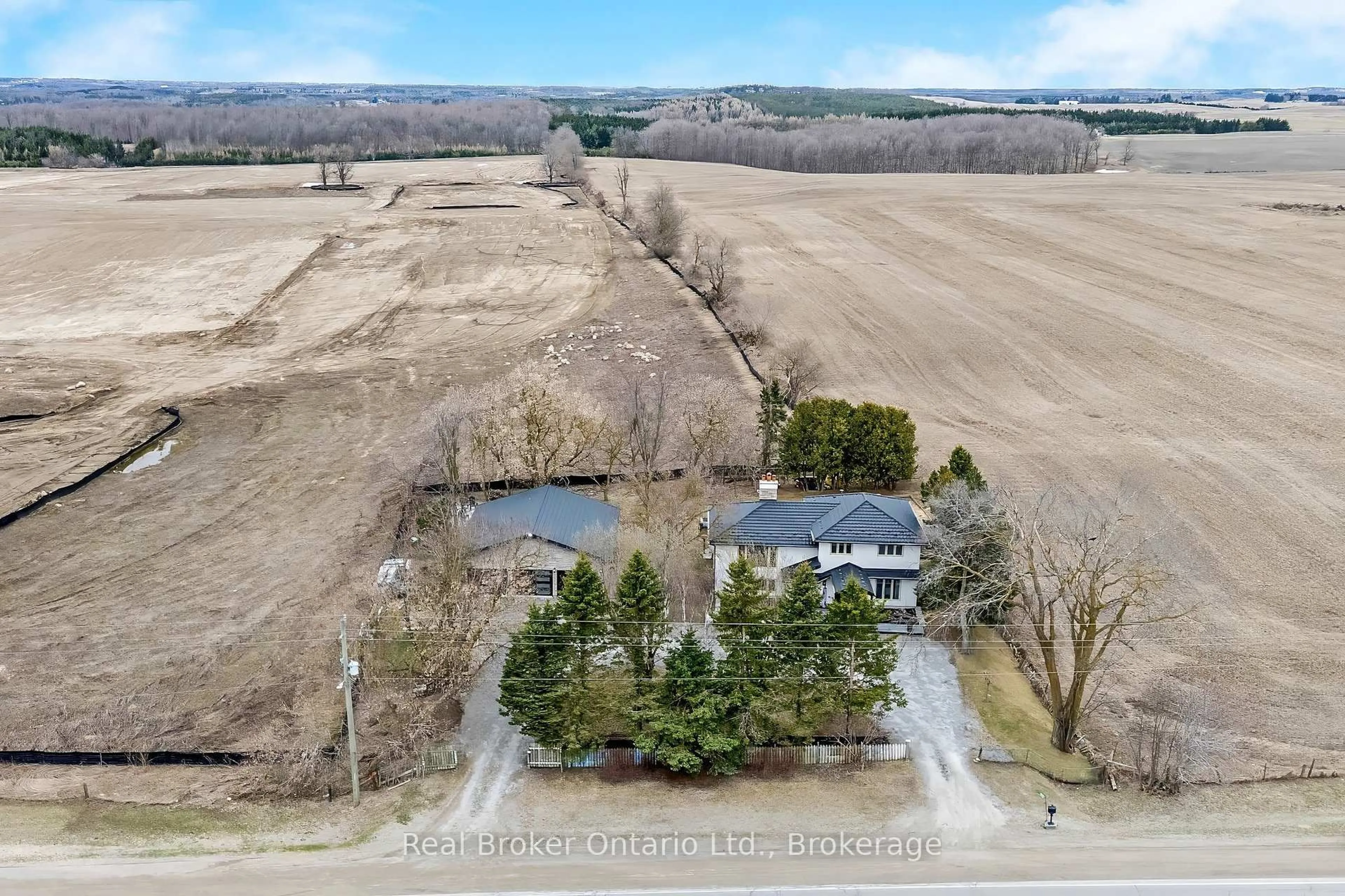 A pic from outside/outdoor area/front of a property/back of a property/a pic from drone, unknown for 5938 Trafalgar Rd, Erin Ontario N0B 1Z0