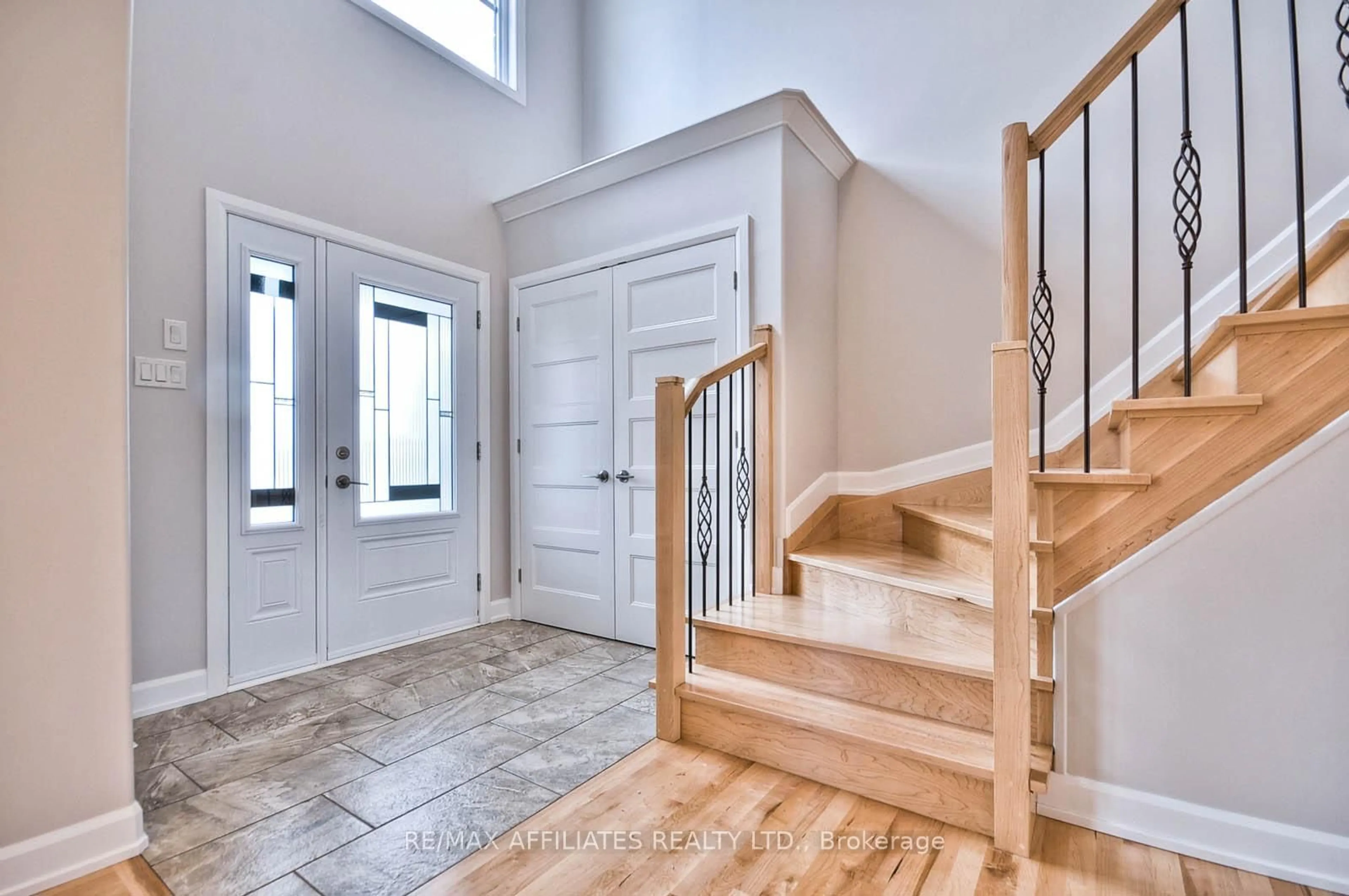 Indoor entryway for 619 Geneva Cres, Russell Ontario K0A 1W0