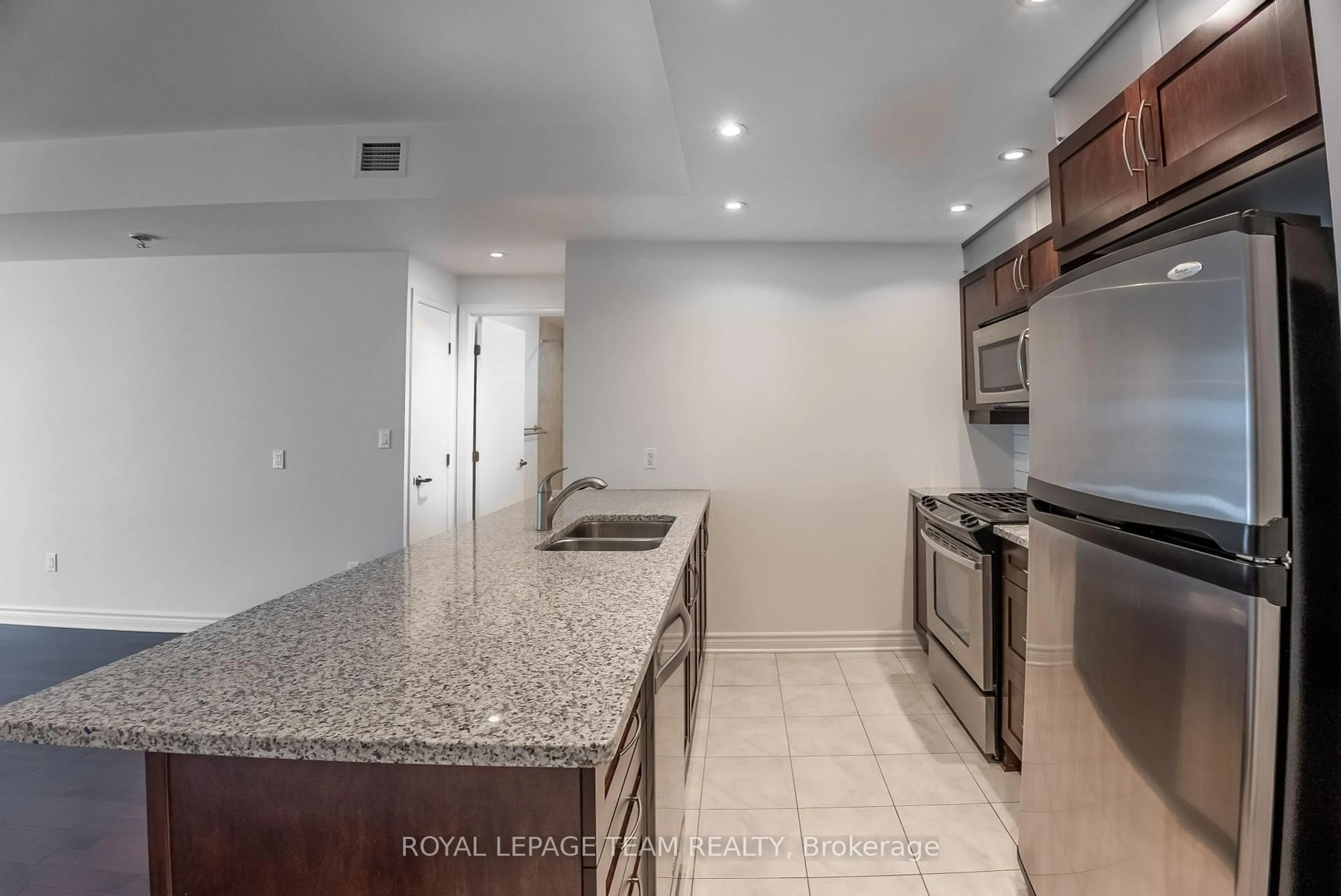 Standard kitchen, ceramic/tile floor for 575 Byron Ave #609, Ottawa Ontario K2A 1R7