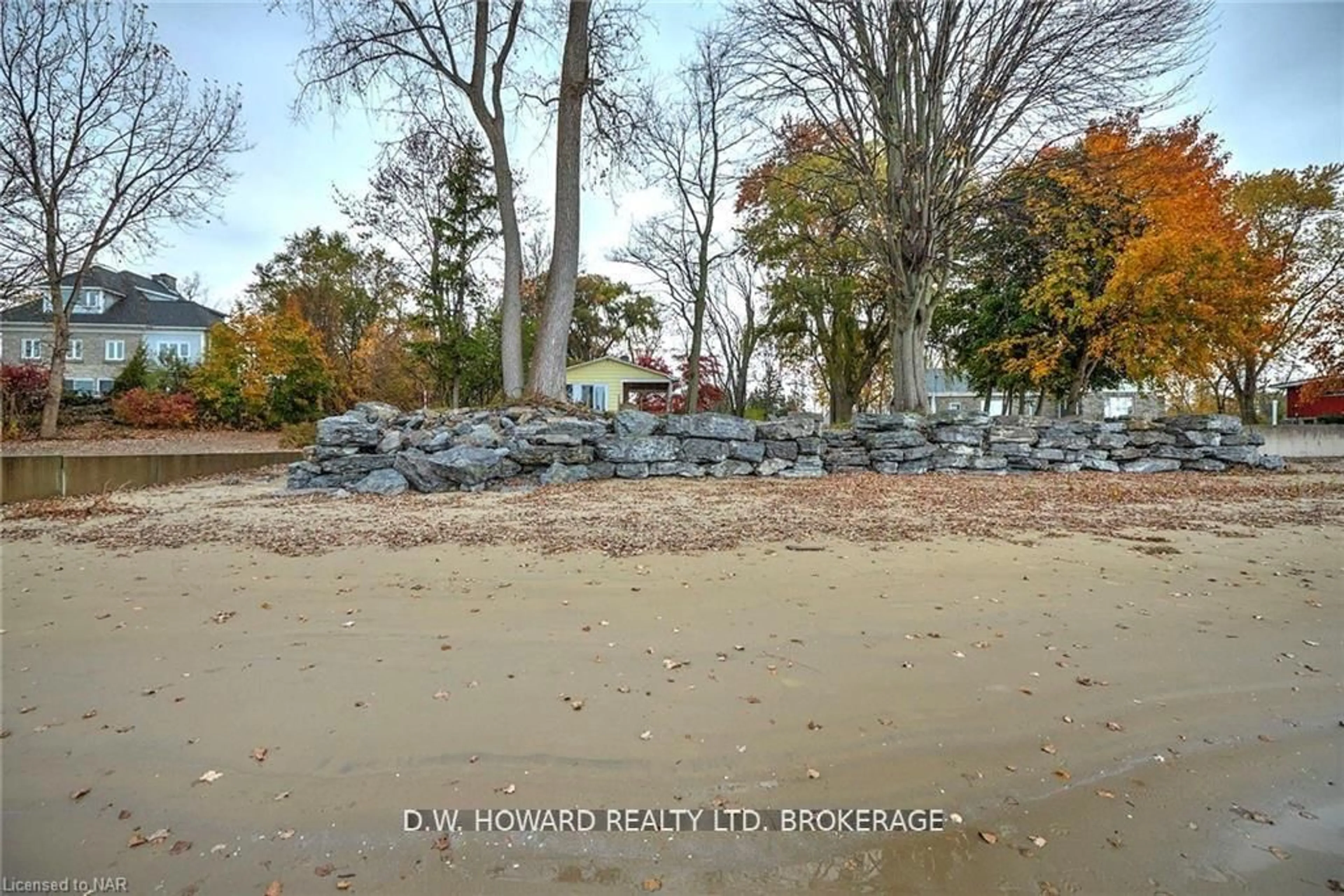 A pic from outside/outdoor area/front of a property/back of a property/a pic from drone, unknown for 1995 MacDonald Dr, Fort Erie Ontario L2A 5M4