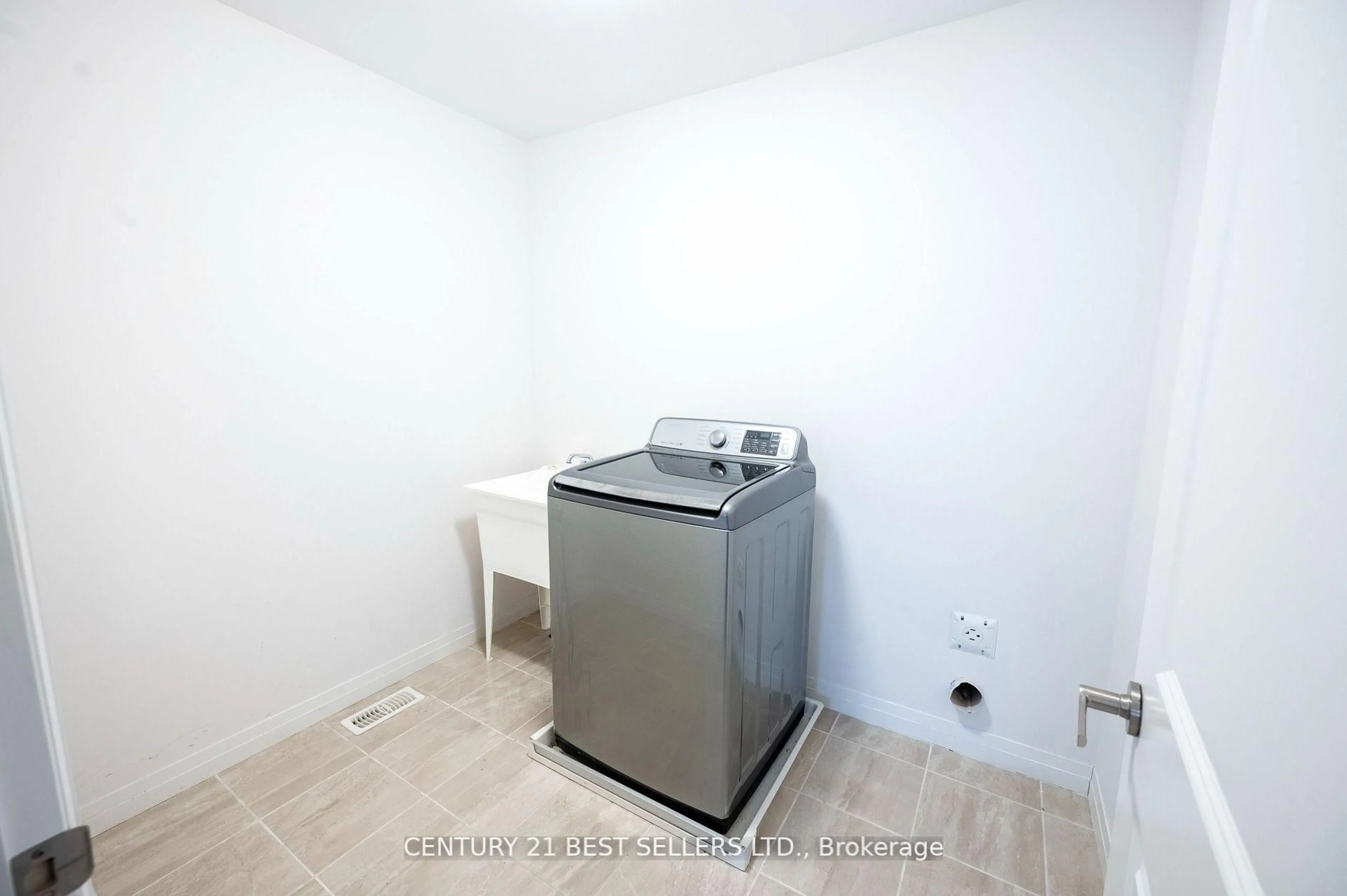 Laundry room for 4076 Healing St, Lincoln Ontario L3J 0S4