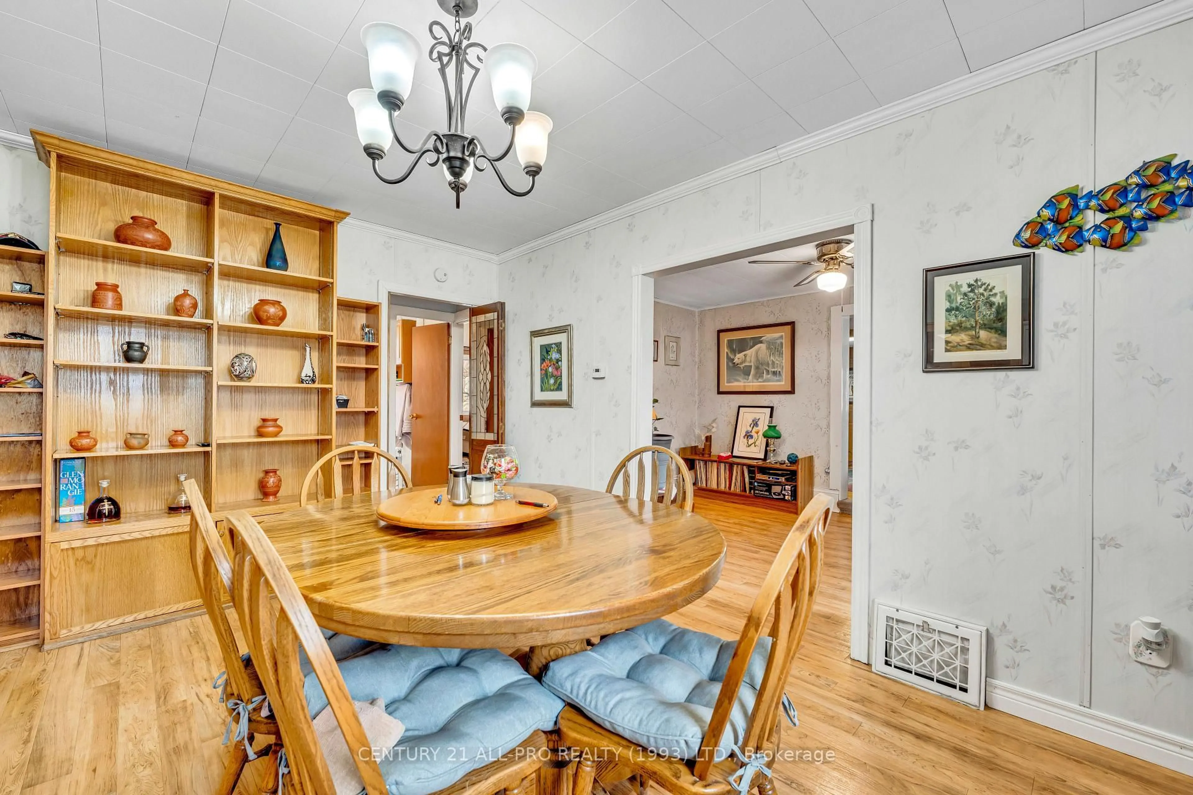 Dining room, wood/laminate floor for 182 Forth St, Cobourg Ontario K9A 2Z5