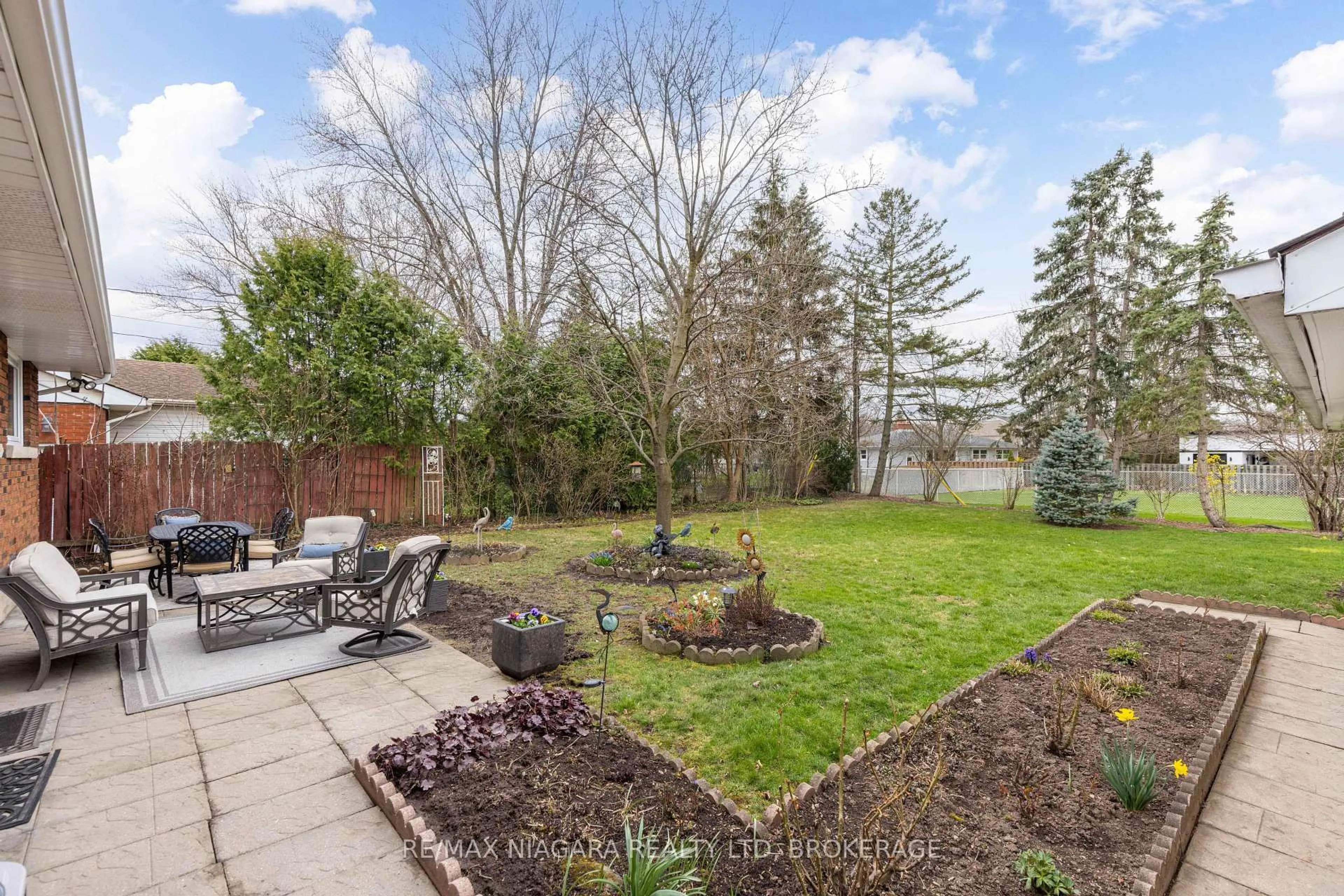 Patio, unknown for 62 Masterson Dr, St. Catharines Ontario L2T 3P7