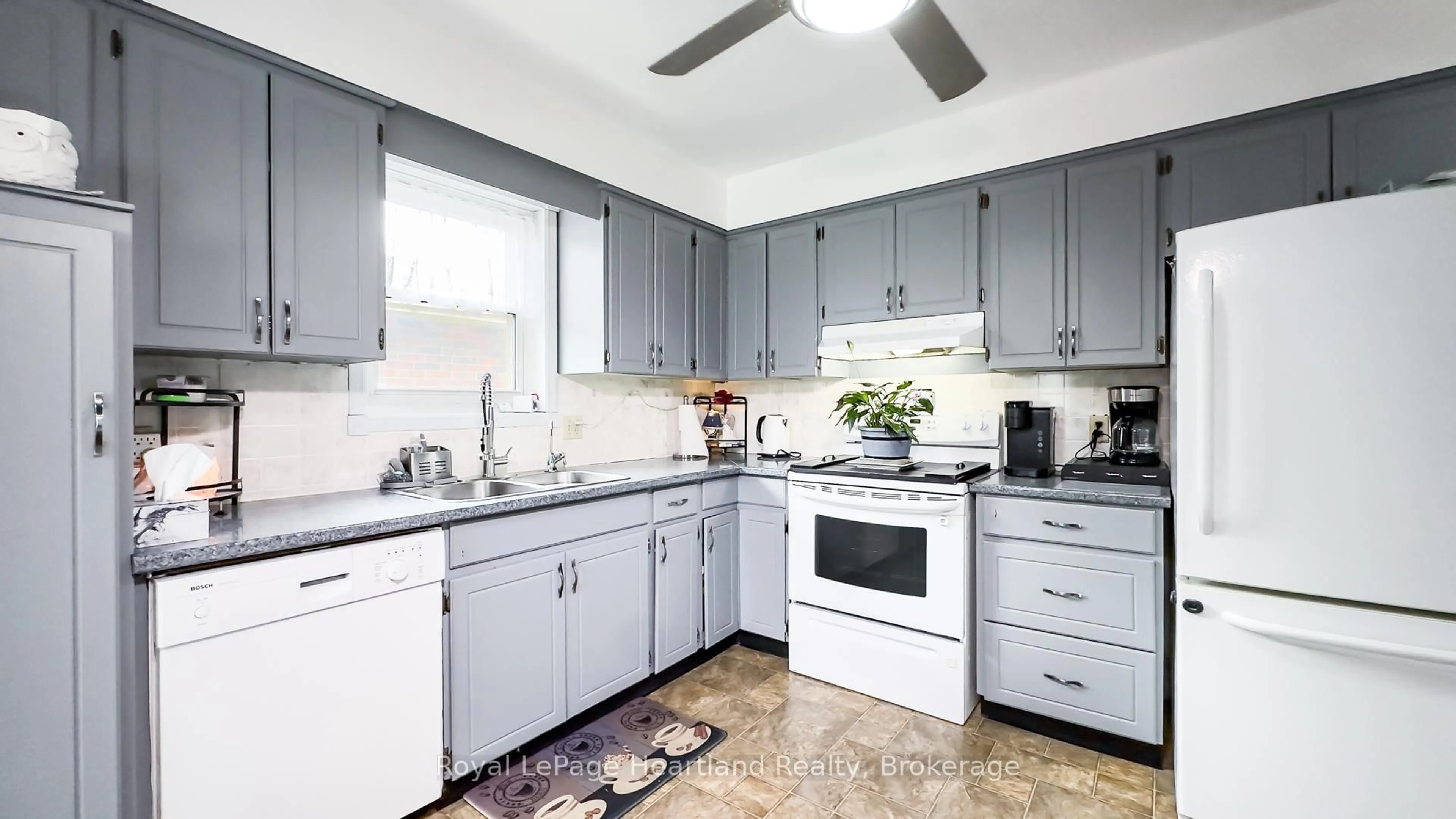 Standard kitchen, ceramic/tile floor for 27 Toronto Blvd, Huron East Ontario N0M 1L0
