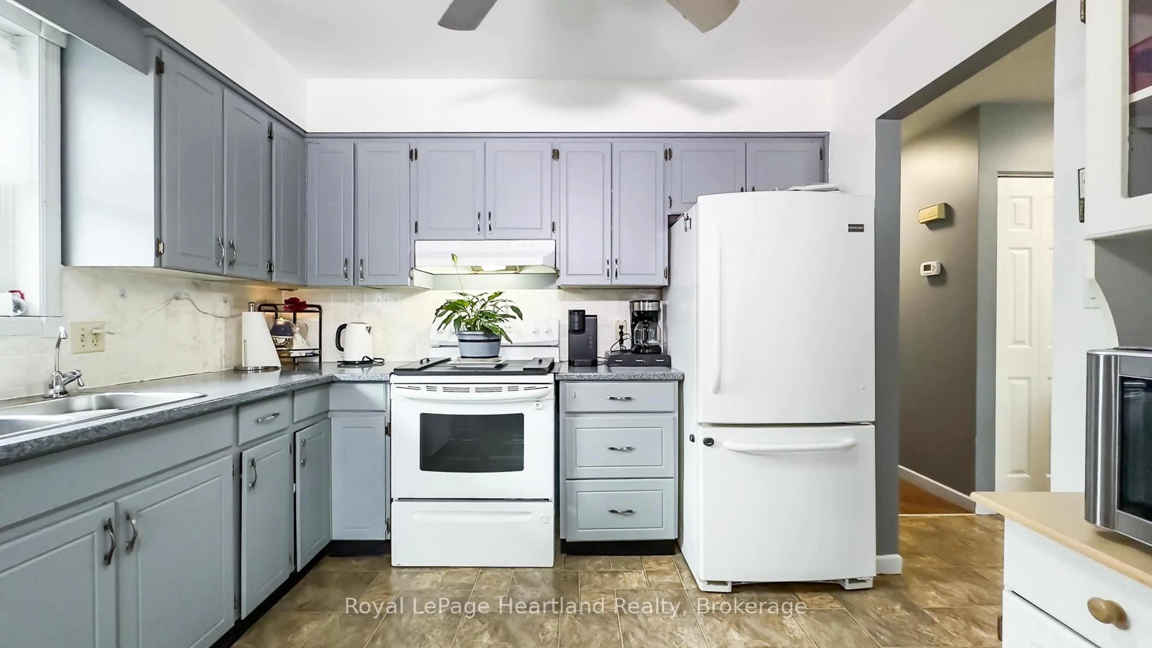 Standard kitchen, unknown for 27 Toronto Blvd, Huron East Ontario N0M 1L0
