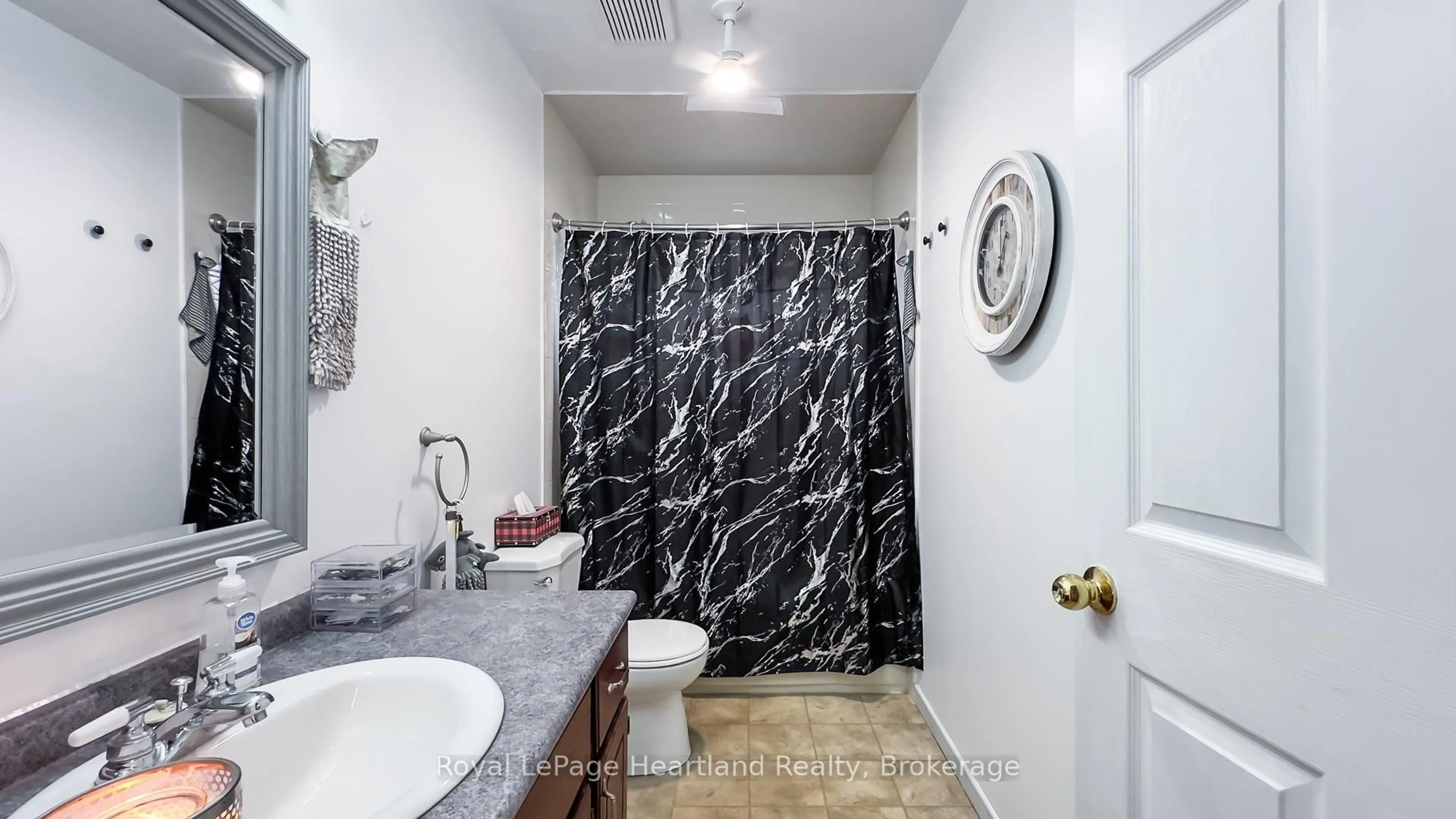 Contemporary bathroom, ceramic/tile floor for 27 Toronto Blvd, Huron East Ontario N0M 1L0