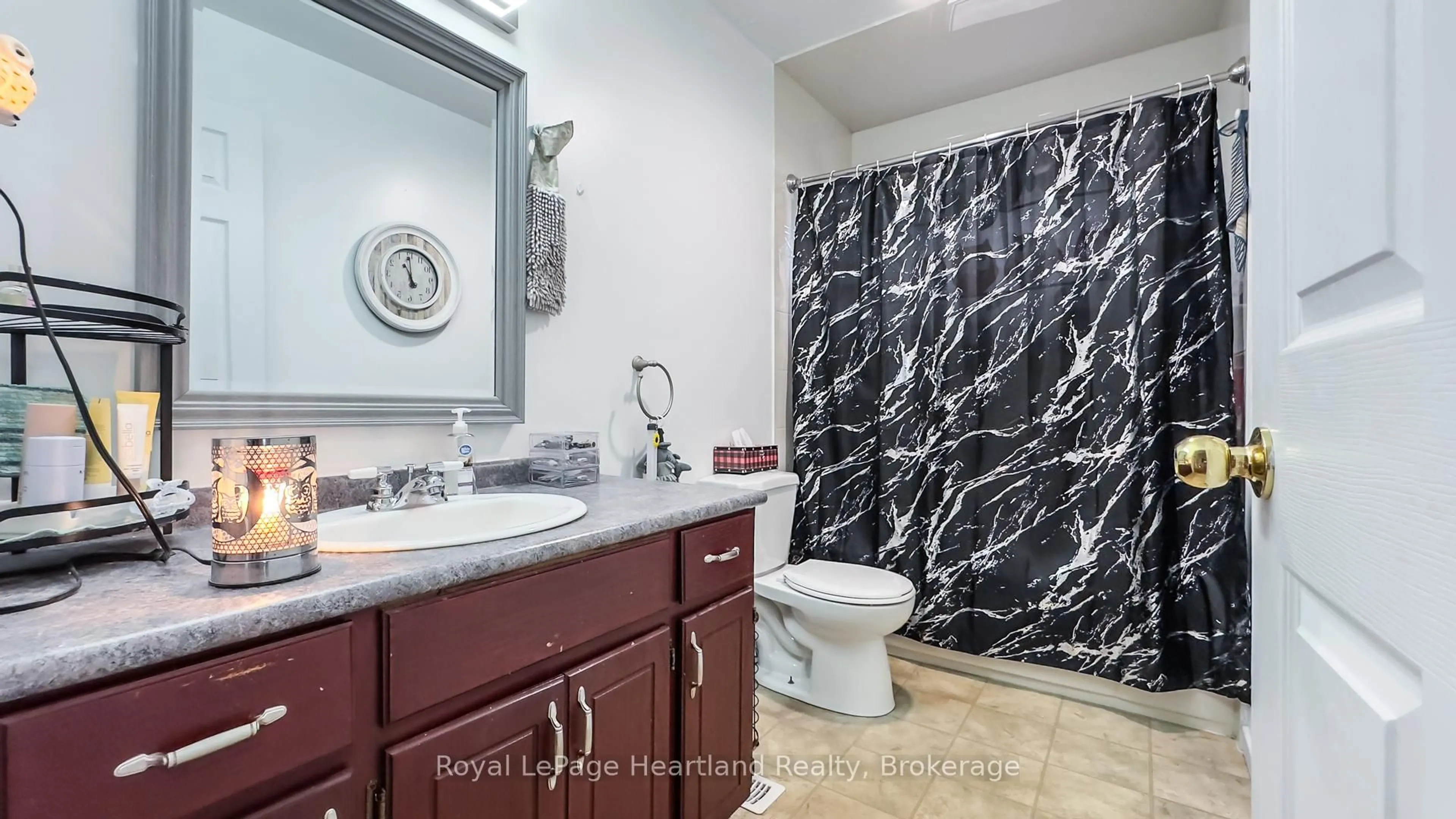 Standard bathroom, ceramic/tile floor for 27 Toronto Blvd, Huron East Ontario N0M 1L0