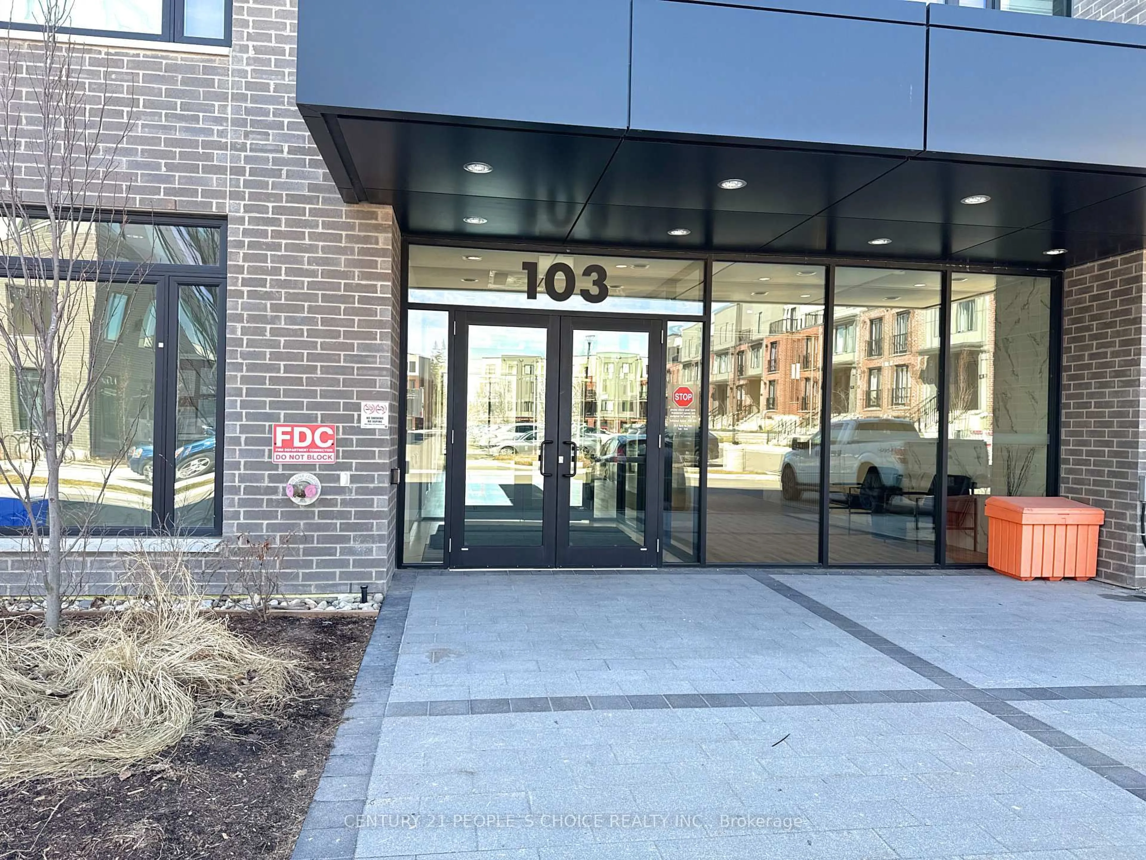 Indoor foyer for 103 Roger St #202, Waterloo Ontario N2J 0G2